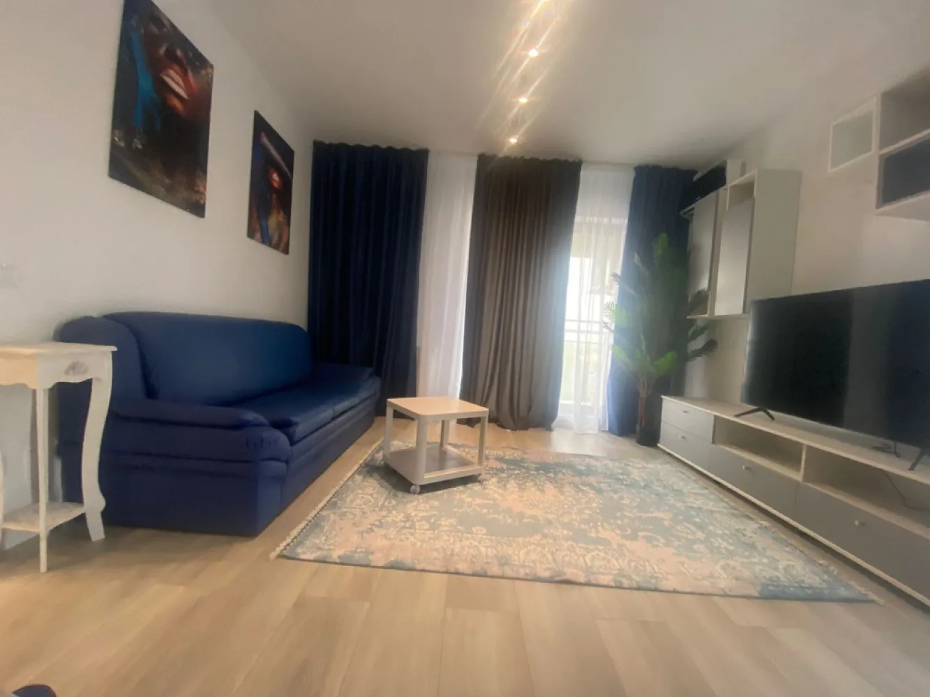 Apartament 2 camere Grozăvești / Politehnica – Novum | Bloc nou 2023 - Vă propunem spre închiriere un apartament cu 2 camere decomandat, complet mobilat și utilat, situat în zona Grozăvești – Splaiul Independenței nr. 313C, în blocul Zen (finalizat în 2023).
Locuința se află la etajul 2 și este pregătită pentru mutare imediată, fiind mobilată și utilată complet pentru locuit. Apartamentul beneficiază de o vedere spectaculoasă către Splaiul Independenței și Parcul Politehnicii, oferind un cadru urban modern și aerisit.

Poziționarea este excelentă – în imediata apropiere de complexele rezidențiale Novum și Exigent One, precum și de Hotel Ibis, la câțiva pași de Universitatea Politehnica și cu acces facil către mijloacele de transport și centrele de interes din zonă.
 2 camere decomandate
 Bloc nou (2023)
 Complet mobilat și utilat
 Vedere deschisă către parc
 Zonă excelentă – Grozăvești / Politehnica
 Nu se acceptă animale de companie.
Comision agenție: 50% din valoarea primei luni de chirie.
Contract minim 1 an

Pentru mai multe detalii și vizionări:
Arbore Real Estate