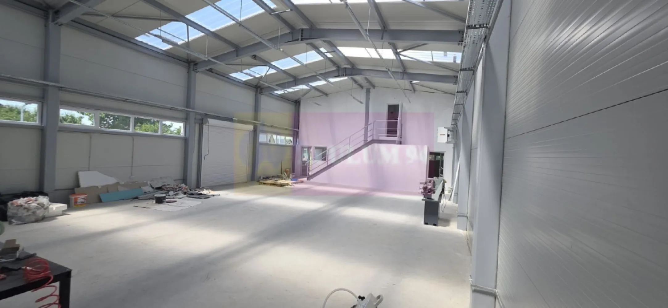 Hala de vanzare in Floresti - HALĂ INDUSTRIALĂ DE VÂNZARE ÎN FLOREȘTI, PRAHOVA – ACCES RAPID LA DN1

Agenția Imobiliară Mervani vă propune spre vânzare o proprietate industrială amplasată în localitatea Florești, județul Prahova, într-o zonă cu acces facil către DN1 și principalele rute de transport din regiune. Amplasarea oferă conexiuni rapide către Ploiești, București și Brașov, fiind ideală pentru activități de producție, depozitare, logistică sau servicii industriale.

Proprietatea este compusă dintr-un teren împrejmuit cu suprafața de 2.187 mp și o hală construită din panouri tip sandwich, cu suprafața de 200 mp.

Caracteristici hală:
• Dimensiuni: 10 m lățime x 20 m lungime
• Înălțime utilă: 5 m
• Pardoseală din beton
• Curent trifazat, apă, fosă septică
• Instalație completă de iluminat
• Luminatoare pentru aport generos de lumină naturală
• Uși de acces auto și pietonal

Compartimentare:
Parter: 
Hala
 birou
 vestiare
 grup sanitar

Etaj:
 sală de mese
 grup sanitar

Confortul termic este asigurat prin aeroterme electrice, iar spațiile auxiliare oferă condiții optime pentru desfășurarea activităților economice.

Datorită poziționării excelente în apropierea DN1, proprietatea reprezintă o oportunitate foarte bună pentru companii care au nevoie de acces rapid la infrastructura rutieră și de un spațiu pregătit pentru activități industriale sau logistice.

Pentru informații suplimentare și programarea unei vizionări:
AGENȚIA IMOBILIARĂ MERVANI
0729 935 536