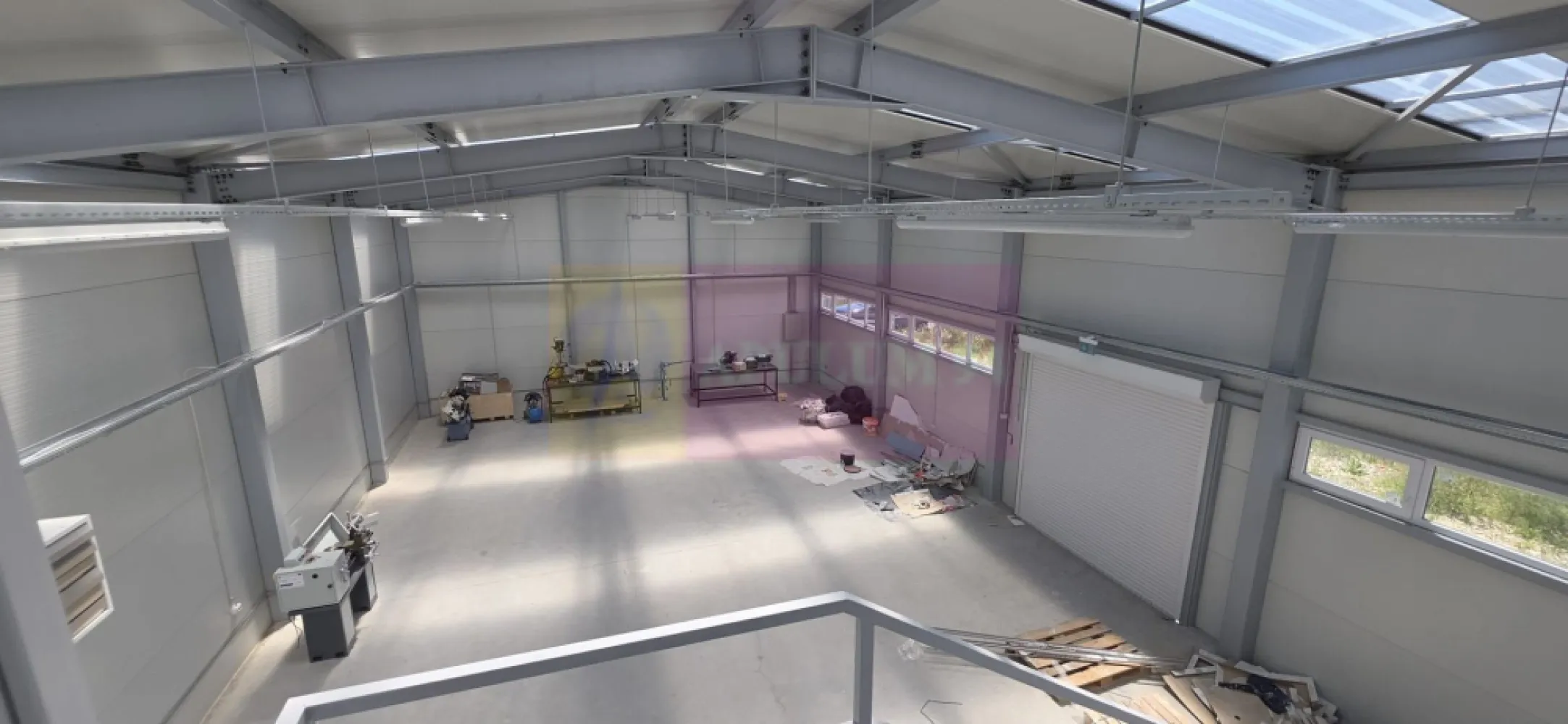 Hala de vanzare in Floresti - HALĂ INDUSTRIALĂ DE VÂNZARE ÎN FLOREȘTI, PRAHOVA – ACCES RAPID LA DN1

Agenția Imobiliară Mervani vă propune spre vânzare o proprietate industrială amplasată în localitatea Florești, județul Prahova, într-o zonă cu acces facil către DN1 și principalele rute de transport din regiune. Amplasarea oferă conexiuni rapide către Ploiești, București și Brașov, fiind ideală pentru activități de producție, depozitare, logistică sau servicii industriale.

Proprietatea este compusă dintr-un teren împrejmuit cu suprafața de 2.187 mp și o hală construită din panouri tip sandwich, cu suprafața de 200 mp.

Caracteristici hală:
• Dimensiuni: 10 m lățime x 20 m lungime
• Înălțime utilă: 5 m
• Pardoseală din beton
• Curent trifazat, apă, fosă septică
• Instalație completă de iluminat
• Luminatoare pentru aport generos de lumină naturală
• Uși de acces auto și pietonal

Compartimentare:
Parter: 
Hala
 birou
 vestiare
 grup sanitar

Etaj:
 sală de mese
 grup sanitar

Confortul termic este asigurat prin aeroterme electrice, iar spațiile auxiliare oferă condiții optime pentru desfășurarea activităților economice.

Datorită poziționării excelente în apropierea DN1, proprietatea reprezintă o oportunitate foarte bună pentru companii care au nevoie de acces rapid la infrastructura rutieră și de un spațiu pregătit pentru activități industriale sau logistice.

Pentru informații suplimentare și programarea unei vizionări:
AGENȚIA IMOBILIARĂ MERVANI
0729 935 536