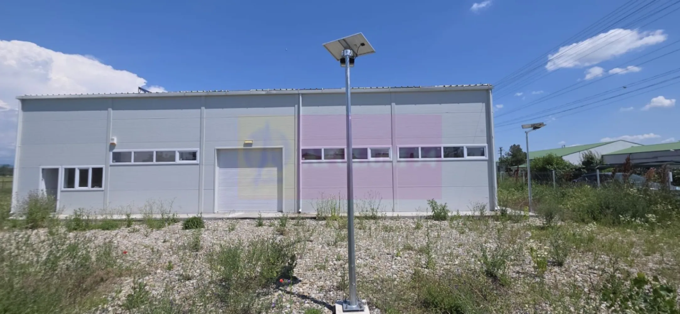 Hala de vanzare in Floresti - HALĂ INDUSTRIALĂ DE VÂNZARE ÎN FLOREȘTI, PRAHOVA – ACCES RAPID LA DN1

Agenția Imobiliară Mervani vă propune spre vânzare o proprietate industrială amplasată în localitatea Florești, județul Prahova, într-o zonă cu acces facil către DN1 și principalele rute de transport din regiune. Amplasarea oferă conexiuni rapide către Ploiești, București și Brașov, fiind ideală pentru activități de producție, depozitare, logistică sau servicii industriale.

Proprietatea este compusă dintr-un teren împrejmuit cu suprafața de 2.187 mp și o hală construită din panouri tip sandwich, cu suprafața de 200 mp.

Caracteristici hală:
• Dimensiuni: 10 m lățime x 20 m lungime
• Înălțime utilă: 5 m
• Pardoseală din beton
• Curent trifazat, apă, fosă septică
• Instalație completă de iluminat
• Luminatoare pentru aport generos de lumină naturală
• Uși de acces auto și pietonal

Compartimentare:
Parter: 
Hala
 birou
 vestiare
 grup sanitar

Etaj:
 sală de mese
 grup sanitar

Confortul termic este asigurat prin aeroterme electrice, iar spațiile auxiliare oferă condiții optime pentru desfășurarea activităților economice.

Datorită poziționării excelente în apropierea DN1, proprietatea reprezintă o oportunitate foarte bună pentru companii care au nevoie de acces rapid la infrastructura rutieră și de un spațiu pregătit pentru activități industriale sau logistice.

Pentru informații suplimentare și programarea unei vizionări:
AGENȚIA IMOBILIARĂ MERVANI
0729 935 536