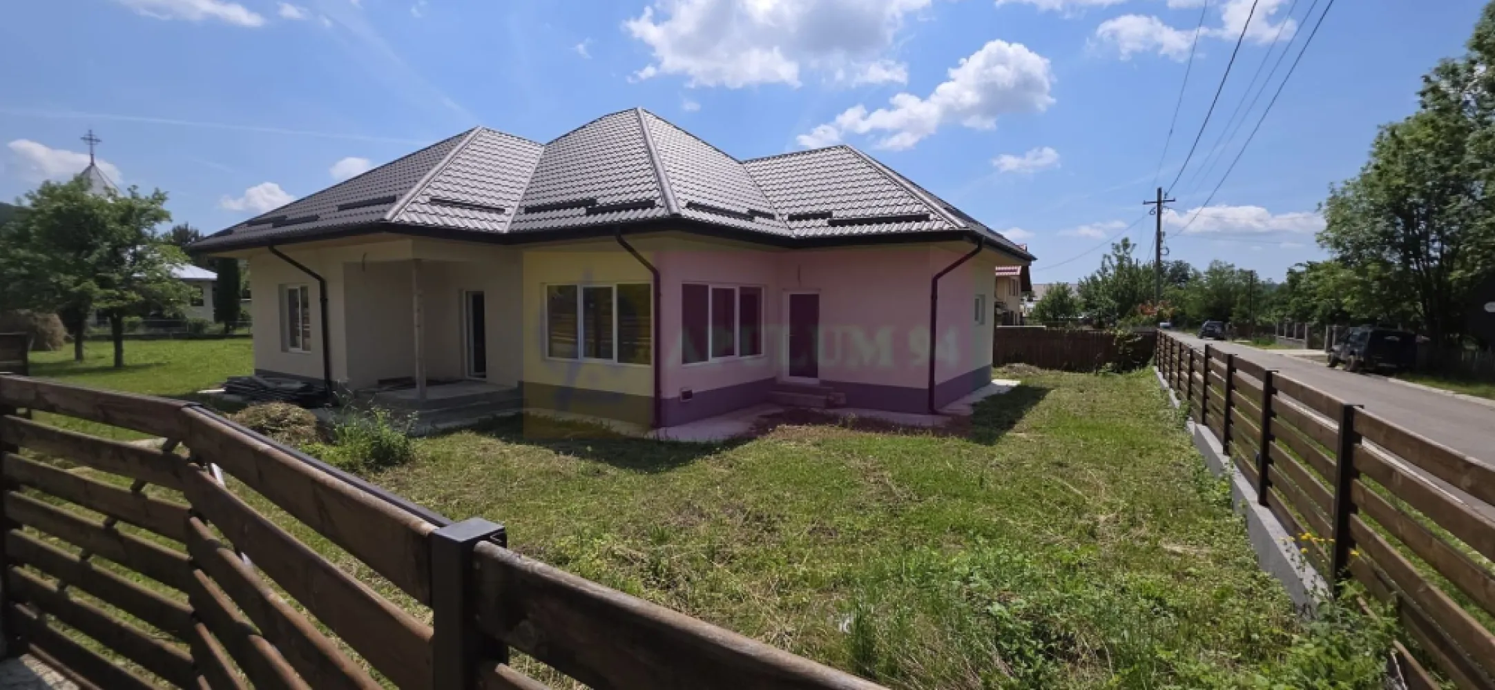 Casa de vanzare cu 4 camere in Brebu - Casă nouă de vânzare în Brebu – ideală pentru locuință de vacanță sau pensiune turistică

Agenția Imobiliară Mervani vă prezintă spre vânzare o proprietate deosebită, situată într-o zonă liniștită și retrasă din comuna Brebu, în apropierea Văii Doftanei și a Lacului Paltinu, o locație perfectă pentru cei care își doresc să trăiască în mijlocul naturii sau să dezvolte o afacere în domeniul turistic.

Construită în anul 2025, casa este amplasată pe un teren generos de 1.003 mp, cu deschidere la două străzi, oferind acces facil și multiple posibilități de amenajare. Imobilul are o suprafață de aproximativ 150 mp la parter și un pod mansardat de aproximativ 150 mp, cu înălțime mare ce poate fi compartimentat și transformat într-un spațiu locativ suplimentar, cu dormitoare și băi. Suprafața totală construit desfășurată = 300 mp.

Compartimentarea parterului este practică și funcțională:
hol de acces;
cameră de zi spațioasă;
3 dormitoare, fiecare cu baie proprie;
grup sanitar de serviciu;
bucătărie;
spațiu tehnic;
scară interioară metalică către mansardă.

Podul mansardat reprezintă un avantaj major al proprietății, oferind posibilitatea extinderii spațiului și transformării casei într-o pensiune, casă de oaspeți sau reședință de vacanță cu capacitate mare de cazare.

Casa beneficiază de:
fundație din beton;
structură din lemn;
învelitoarea din tablă metalică;
pereți din OSB cu termosistem exterior din polistiren și tencuială decorativă;
izolație cu vată minerală în structură;
finisaje interioare cu OSB, lambriu din lemn și tavane din rigips;
tâmplărie exterioară PVC cu geam termopan;
tâmplărie interioară MDF;
branșament la apă și energie electrică;
fosă septică;
cablu TV și internet prin fibră optică.

La intrarea în casă se află o terasă primitoare, ideală pentru momentele de relaxare petrecute în aer liber. În zonă există spații de parcare.

Datorită amplasării sale într-un cadru natural deosebit, aproape de principalele atracții turistice ale zonei, această proprietate reprezintă o oportunitate excelentă atât pentru o locuință de vacanță, cât și pentru dezvoltarea unei mici unități turistice.

Pentru informații suplimentare și programarea unei vizionări:
Agenția Imobiliară Mervani – 0729 935 536