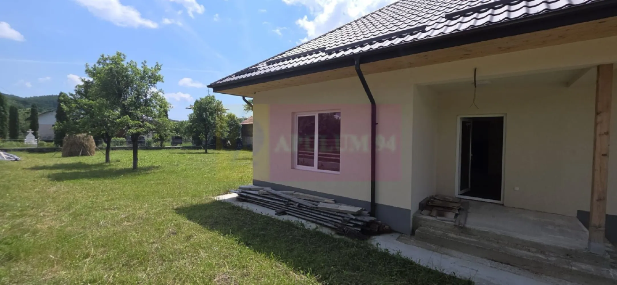 Casa de vanzare cu 4 camere in Brebu - Casă nouă de vânzare în Brebu – ideală pentru locuință de vacanță sau pensiune turistică

Agenția Imobiliară Mervani vă prezintă spre vânzare o proprietate deosebită, situată într-o zonă liniștită și retrasă din comuna Brebu, în apropierea Văii Doftanei și a Lacului Paltinu, o locație perfectă pentru cei care își doresc să trăiască în mijlocul naturii sau să dezvolte o afacere în domeniul turistic.

Construită în anul 2025, casa este amplasată pe un teren generos de 1.003 mp, cu deschidere la două străzi, oferind acces facil și multiple posibilități de amenajare. Imobilul are o suprafață de aproximativ 150 mp la parter și un pod mansardat de aproximativ 150 mp, cu înălțime mare ce poate fi compartimentat și transformat într-un spațiu locativ suplimentar, cu dormitoare și băi. Suprafața totală construit desfășurată = 300 mp.

Compartimentarea parterului este practică și funcțională:
hol de acces;
cameră de zi spațioasă;
3 dormitoare, fiecare cu baie proprie;
grup sanitar de serviciu;
bucătărie;
spațiu tehnic;
scară interioară metalică către mansardă.

Podul mansardat reprezintă un avantaj major al proprietății, oferind posibilitatea extinderii spațiului și transformării casei într-o pensiune, casă de oaspeți sau reședință de vacanță cu capacitate mare de cazare.

Casa beneficiază de:
fundație din beton;
structură din lemn;
învelitoarea din tablă metalică;
pereți din OSB cu termosistem exterior din polistiren și tencuială decorativă;
izolație cu vată minerală în structură;
finisaje interioare cu OSB, lambriu din lemn și tavane din rigips;
tâmplărie exterioară PVC cu geam termopan;
tâmplărie interioară MDF;
branșament la apă și energie electrică;
fosă septică;
cablu TV și internet prin fibră optică.

La intrarea în casă se află o terasă primitoare, ideală pentru momentele de relaxare petrecute în aer liber. În zonă există spații de parcare.

Datorită amplasării sale într-un cadru natural deosebit, aproape de principalele atracții turistice ale zonei, această proprietate reprezintă o oportunitate excelentă atât pentru o locuință de vacanță, cât și pentru dezvoltarea unei mici unități turistice.

Pentru informații suplimentare și programarea unei vizionări:
Agenția Imobiliară Mervani – 0729 935 536