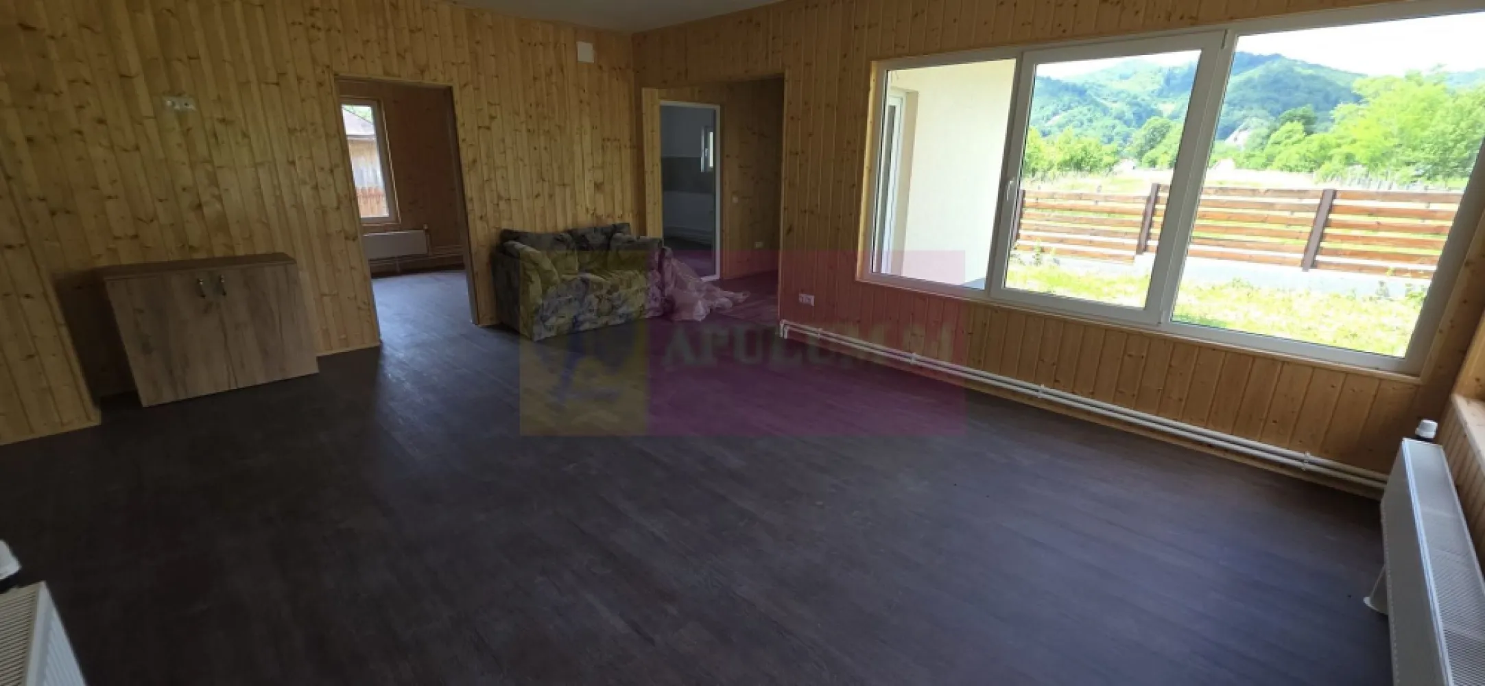 Casa de vanzare cu 4 camere in Brebu - Casă nouă de vânzare în Brebu – ideală pentru locuință de vacanță sau pensiune turistică

Agenția Imobiliară Mervani vă prezintă spre vânzare o proprietate deosebită, situată într-o zonă liniștită și retrasă din comuna Brebu, în apropierea Văii Doftanei și a Lacului Paltinu, o locație perfectă pentru cei care își doresc să trăiască în mijlocul naturii sau să dezvolte o afacere în domeniul turistic.

Construită în anul 2025, casa este amplasată pe un teren generos de 1.003 mp, cu deschidere la două străzi, oferind acces facil și multiple posibilități de amenajare. Imobilul are o suprafață de aproximativ 150 mp la parter și un pod mansardat de aproximativ 150 mp, cu înălțime mare ce poate fi compartimentat și transformat într-un spațiu locativ suplimentar, cu dormitoare și băi. Suprafața totală construit desfășurată = 300 mp.

Compartimentarea parterului este practică și funcțională:
hol de acces;
cameră de zi spațioasă;
3 dormitoare, fiecare cu baie proprie;
grup sanitar de serviciu;
bucătărie;
spațiu tehnic;
scară interioară metalică către mansardă.

Podul mansardat reprezintă un avantaj major al proprietății, oferind posibilitatea extinderii spațiului și transformării casei într-o pensiune, casă de oaspeți sau reședință de vacanță cu capacitate mare de cazare.

Casa beneficiază de:
fundație din beton;
structură din lemn;
învelitoarea din tablă metalică;
pereți din OSB cu termosistem exterior din polistiren și tencuială decorativă;
izolație cu vată minerală în structură;
finisaje interioare cu OSB, lambriu din lemn și tavane din rigips;
tâmplărie exterioară PVC cu geam termopan;
tâmplărie interioară MDF;
branșament la apă și energie electrică;
fosă septică;
cablu TV și internet prin fibră optică.

La intrarea în casă se află o terasă primitoare, ideală pentru momentele de relaxare petrecute în aer liber. În zonă există spații de parcare.

Datorită amplasării sale într-un cadru natural deosebit, aproape de principalele atracții turistice ale zonei, această proprietate reprezintă o oportunitate excelentă atât pentru o locuință de vacanță, cât și pentru dezvoltarea unei mici unități turistice.

Pentru informații suplimentare și programarea unei vizionări:
Agenția Imobiliară Mervani – 0729 935 536