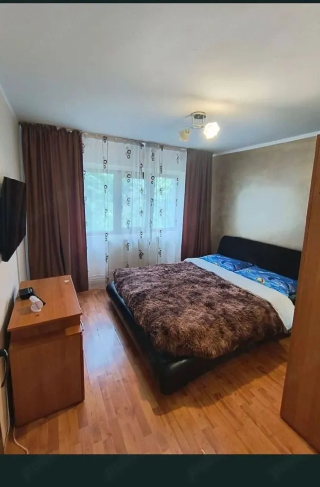 inchiriez apartament 3 camere Micro 16 - Persoana fizica Inchiriez apartament spatios 3 camere,75 m2,format din bucatarie,2 dormitoare,living si 2 bai,imobilul este mobilat utilat complet ca in poze,etajul 4,se închiriază doar la persoane serioase!