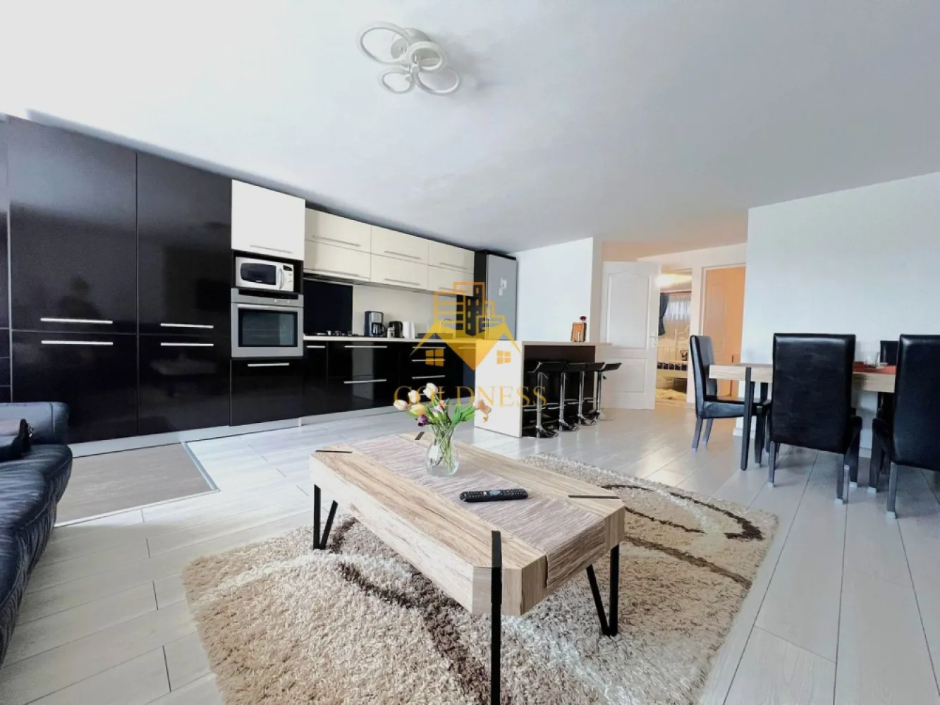 3 camere, Europa, Eugen Ionesco, Golden Tulip, Observatorului, Lunii - GOLDNESS Imobiliare vă propune spre închiriere un apartament la casa cu 3 camere open-space, complet mobilat și utilat, la Parterul unei vile cu 1 etaj, în Cartierul Zorilor, in apropiere de strada Observatorului si Golden Tulip.
Posibilitate de parcare in zona la liber!
Se află în apropierea stațiilor de transport în comun, magazine, restaurante, spații verzi, farmacii, etc. 

Apartamentul este compartimentat astfel:
 - dormitor cu pat matrimonial, dressing, noptiere
 - dormitor cu pat matrimonial, dressing, noptiere, canapea extensibila. 
 - living cu bucatarie open space complet utilată și mobilată, canapea, fotolii, loc de servit masa
 - baie cu cada, geam, calorifer port prosop și dulap pentru depozitare.
- debara

Imobilul este dotat cu toate cele necesare- termoficare prin calorifere (centrala este pentru toata vila si se imparte la 3 apartamente), frigider, aragaz, hotă, mașină de spălat haine, etc. 
Dacă sunteți interesați de acest apartament și doriți să îl vizionați, dar și pentru alte oferte nu ezitați să ne contactați telefonic sau prin e-mail. Vă stăm la dispoziție!

Pentru intermediere se percepe un comision de 50% din prețul chiriei!