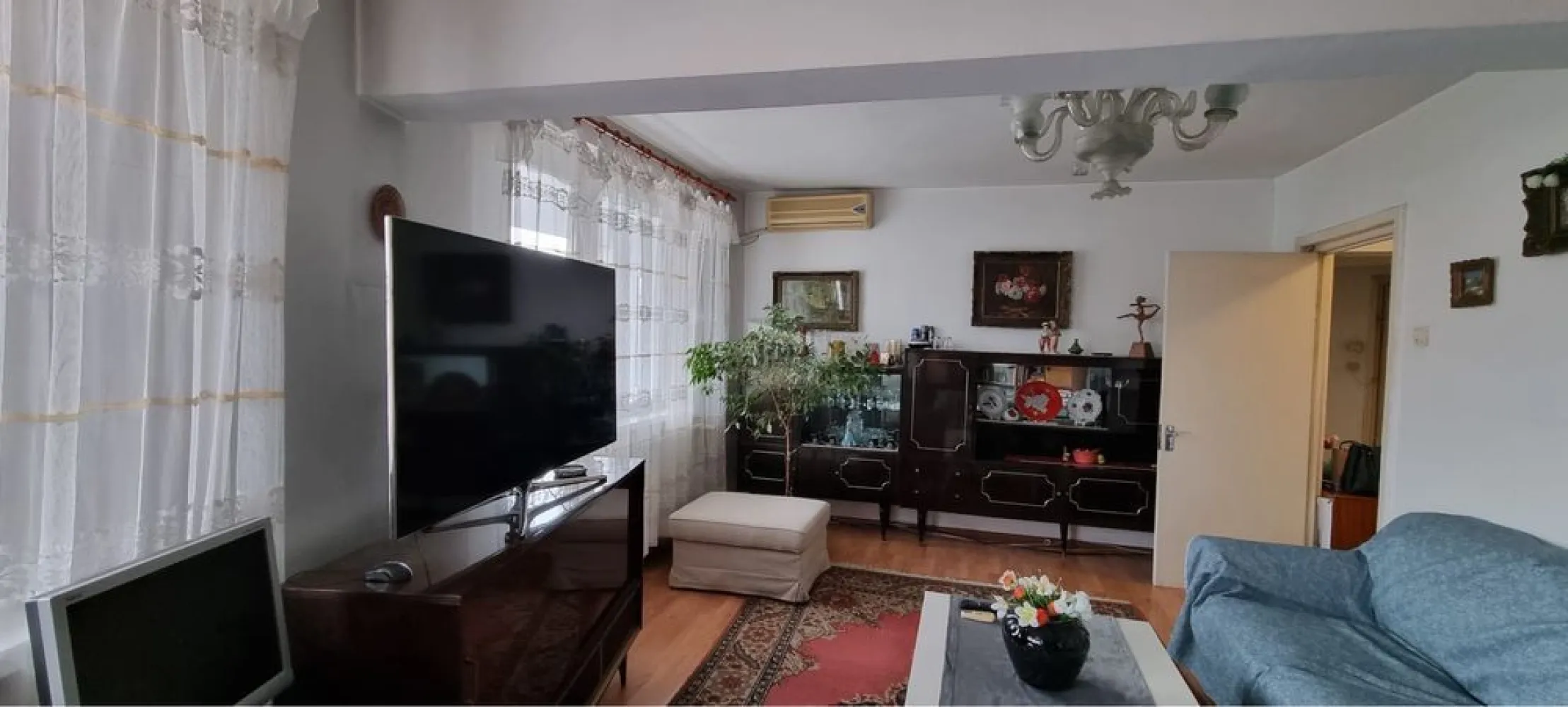 Apartament 2 camere decomandat | Etaj 2/11 | Bloc reabilitat - Se oferă spre vânzare un apartament de 2 camere, decomandat, cu potențial excelent de renovare și personalizare, situat într-un bloc reabilitat termic, construit în anul 1976, în zona Brâncoveanu – Nițu Vasile. Locuința este amplasată la etajul 2 din 11, un etaj optim, și are o suprafață totală de 51 mp, cu o compartimentare practică și echilibrată: living spațios, bucătărie separată, dormitor, baie, debara și două balcoane generoase. Apartamentul este dotat cu două aparate de aer condiționat, montate în living și dormitor. Apartamentul este mobilat, însă necesită renovare, oferind viitorului proprietar libertatea de a-l amenaja complet după propriile preferințe, fie pentru locuire personală, fie în scop investițional. Datorită poziției, etajului și compartimentării, proprietatea este ideală atât pentru rezidență, cât și pentru închiriere după modernizare. Imobilul beneficiază de acces rapid la mijloacele de transport în comun, stație STB în imediata apropiere (liniile 116, 141, 216, 76 și N112), precum și conexiuni facile către Metrou Constantin Brâncoveanu și Piața Sudului. Zona este bine dezvoltată și oferă toate facilitățile necesare: centre comerciale, supermarketuri, bănci, farmacii, școli, grădinițe și spații verzi. Proprietate cu poziție foarte bună, etaj ideal și potențial ridicat de valorificare, perfectă pentru cei care își doresc un apartament ce poate fi personalizat de la zero. 📌 Disponibil imediat 💰 Preț ușor negociabil 📞 Pentru informații suplimentare și programarea unei vizionări, vă rugăm să ne contactați telefonic. }}