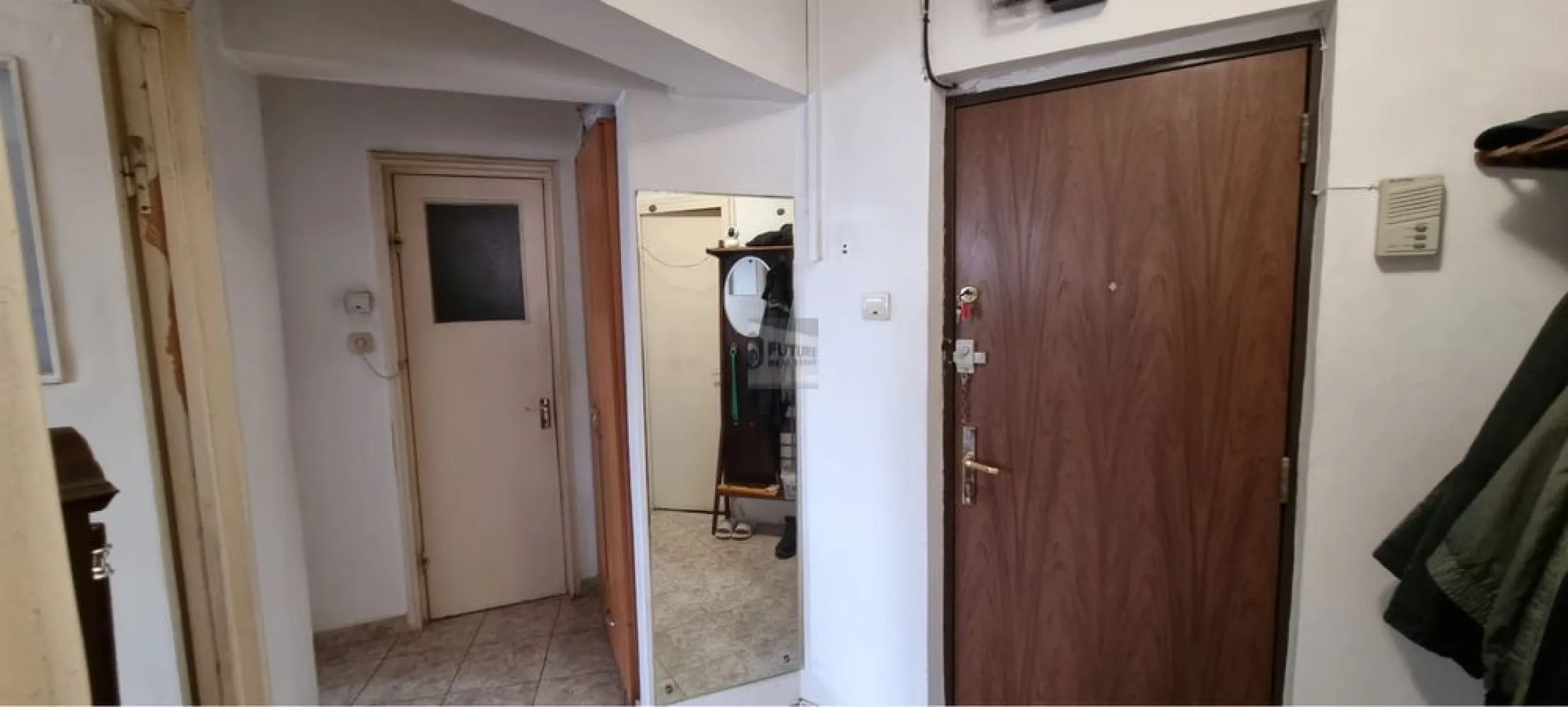 Apartament 2 camere decomandat | Etaj 2/11 | Bloc reabilitat - Se oferă spre vânzare un apartament de 2 camere, decomandat, cu potențial excelent de renovare și personalizare, situat într-un bloc reabilitat termic, construit în anul 1976, în zona Brâncoveanu – Nițu Vasile. Locuința este amplasată la etajul 2 din 11, un etaj optim, și are o suprafață totală de 51 mp, cu o compartimentare practică și echilibrată: living spațios, bucătărie separată, dormitor, baie, debara și două balcoane generoase. Apartamentul este dotat cu două aparate de aer condiționat, montate în living și dormitor. Apartamentul este mobilat, însă necesită renovare, oferind viitorului proprietar libertatea de a-l amenaja complet după propriile preferințe, fie pentru locuire personală, fie în scop investițional. Datorită poziției, etajului și compartimentării, proprietatea este ideală atât pentru rezidență, cât și pentru închiriere după modernizare. Imobilul beneficiază de acces rapid la mijloacele de transport în comun, stație STB în imediata apropiere (liniile 116, 141, 216, 76 și N112), precum și conexiuni facile către Metrou Constantin Brâncoveanu și Piața Sudului. Zona este bine dezvoltată și oferă toate facilitățile necesare: centre comerciale, supermarketuri, bănci, farmacii, școli, grădinițe și spații verzi. Proprietate cu poziție foarte bună, etaj ideal și potențial ridicat de valorificare, perfectă pentru cei care își doresc un apartament ce poate fi personalizat de la zero. 📌 Disponibil imediat 💰 Preț ușor negociabil 📞 Pentru informații suplimentare și programarea unei vizionări, vă rugăm să ne contactați telefonic. }}