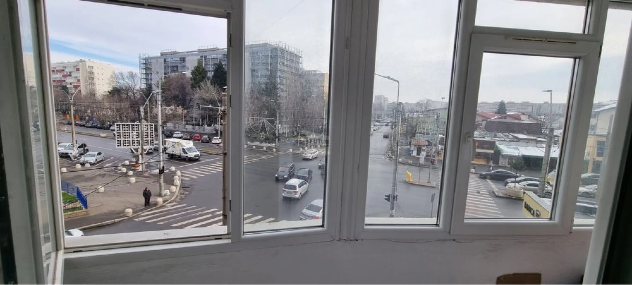 Apartament 2 camere decomandat | Etaj 2/11 | Bloc reabilitat - Se oferă spre vânzare un apartament de 2 camere, decomandat, cu potențial excelent de renovare și personalizare, situat într-un bloc reabilitat termic, construit în anul 1976, în zona Brâncoveanu – Nițu Vasile. Locuința este amplasată la etajul 2 din 11, un etaj optim, și are o suprafață totală de 51 mp, cu o compartimentare practică și echilibrată: living spațios, bucătărie separată, dormitor, baie, debara și două balcoane generoase. Apartamentul este dotat cu două aparate de aer condiționat, montate în living și dormitor. Apartamentul este mobilat, însă necesită renovare, oferind viitorului proprietar libertatea de a-l amenaja complet după propriile preferințe, fie pentru locuire personală, fie în scop investițional. Datorită poziției, etajului și compartimentării, proprietatea este ideală atât pentru rezidență, cât și pentru închiriere după modernizare. Imobilul beneficiază de acces rapid la mijloacele de transport în comun, stație STB în imediata apropiere (liniile 116, 141, 216, 76 și N112), precum și conexiuni facile către Metrou Constantin Brâncoveanu și Piața Sudului. Zona este bine dezvoltată și oferă toate facilitățile necesare: centre comerciale, supermarketuri, bănci, farmacii, școli, grădinițe și spații verzi. Proprietate cu poziție foarte bună, etaj ideal și potențial ridicat de valorificare, perfectă pentru cei care își doresc un apartament ce poate fi personalizat de la zero. 📌 Disponibil imediat 💰 Preț ușor negociabil 📞 Pentru informații suplimentare și programarea unei vizionări, vă rugăm să ne contactați telefonic. }}