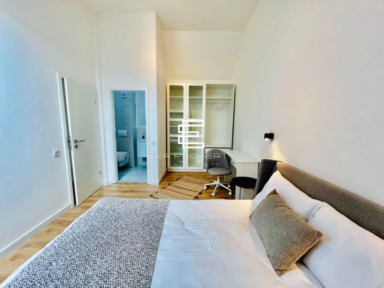 Apartament 2 camere 55.54 mp mobilat/utilat zona Aeroport Sibiu - Apartament 2 camere 55.54 mp mobilat/utilat zona Aeroport Sibiu

-Comision 0%
- Proiect modern cu peste 50 de vile situat intr- o zona deosebita, la DOAR 4 minute de Zona Industriala Vest si Aeroport. Accesibilitate si lipsa ambuteiajelor rutiere. DaVinci Homes are 4 intrari - iesiri. Intrare facila spre Sibiu prin 3 rute diferite: (1) centura Sud, (2) centura Nord, (3) DN Sibiu - Cristian. 
- Situata la etajul 2 al unei vile cu un regim de inaltime P+2 (4 apartamente pe nivel).
- Suprafata utila: 55,54 mp + logie de 8 mp 
-Compartimentare decomandata: 
*primul nivel:hol acces, living open space cu bucataria, baie , balcon 8 mp.
*al doillea nivel: hol, dormitor, baie.
- Apartamentul se preda mobilat utilat conform pozelor din anunt (frigider, masina de spalat vase, cuptor si plita electrica incorporate, masina de spalat rufe, televizor, etc.).
Avantaje:
• un loc de parcare inclus in pretul apartamentului;
• incalzire in pardoseala;
• izolatie cu vata bazaltica;
• balcon complet finisat la cheie, cu granit si balustrade din sticla securizata;
• jaluzele exterioare electrice;
• casa scarii placata cu granit;
• exteriorul la cheie, cu insertii de larice siberian si piatra naturala;
• relief spectaculos sistematizat vertical in trepte de nivel, cu balcoane orientate spre SUD cu priveliste spre munti.
- Zona linistita, aer curat, locuri de joaca pentru copii, terenuri pentru sport, trotuare pavate, strazi asfaltate, spatii verzi).
-Mod de plata agreat : cash/credit.

Pret: 95.000 euro - COMISION 0 
Tel: 0772 298 572