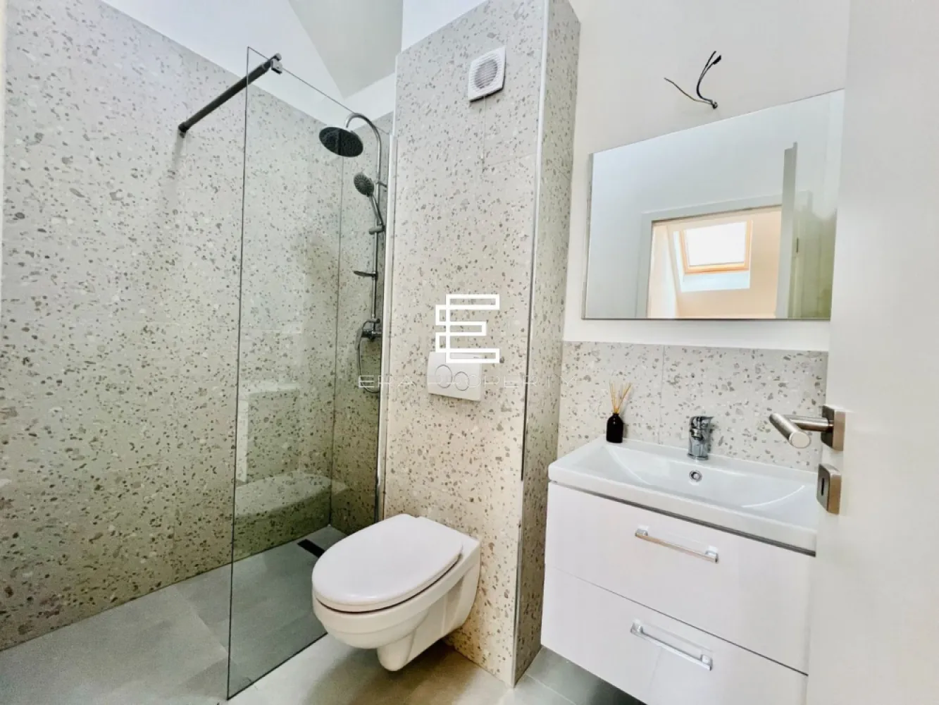 Apartament 2 camere 55.54 mp mobilat/utilat zona Aeroport Sibiu - Apartament 2 camere 55.54 mp mobilat/utilat zona Aeroport Sibiu

-Comision 0%
- Proiect modern cu peste 50 de vile situat intr- o zona deosebita, la DOAR 4 minute de Zona Industriala Vest si Aeroport. Accesibilitate si lipsa ambuteiajelor rutiere. DaVinci Homes are 4 intrari - iesiri. Intrare facila spre Sibiu prin 3 rute diferite: (1) centura Sud, (2) centura Nord, (3) DN Sibiu - Cristian. 
- Situata la etajul 2 al unei vile cu un regim de inaltime P+2 (4 apartamente pe nivel).
- Suprafata utila: 55,54 mp + logie de 8 mp 
-Compartimentare decomandata: 
*primul nivel:hol acces, living open space cu bucataria, baie , balcon 8 mp.
*al doillea nivel: hol, dormitor, baie.
- Apartamentul se preda mobilat utilat conform pozelor din anunt (frigider, masina de spalat vase, cuptor si plita electrica incorporate, masina de spalat rufe, televizor, etc.).
Avantaje:
• un loc de parcare inclus in pretul apartamentului;
• incalzire in pardoseala;
• izolatie cu vata bazaltica;
• balcon complet finisat la cheie, cu granit si balustrade din sticla securizata;
• jaluzele exterioare electrice;
• casa scarii placata cu granit;
• exteriorul la cheie, cu insertii de larice siberian si piatra naturala;
• relief spectaculos sistematizat vertical in trepte de nivel, cu balcoane orientate spre SUD cu priveliste spre munti.
- Zona linistita, aer curat, locuri de joaca pentru copii, terenuri pentru sport, trotuare pavate, strazi asfaltate, spatii verzi).
-Mod de plata agreat : cash/credit.

Pret: 95.000 euro - COMISION 0 
Tel: 0772 298 572