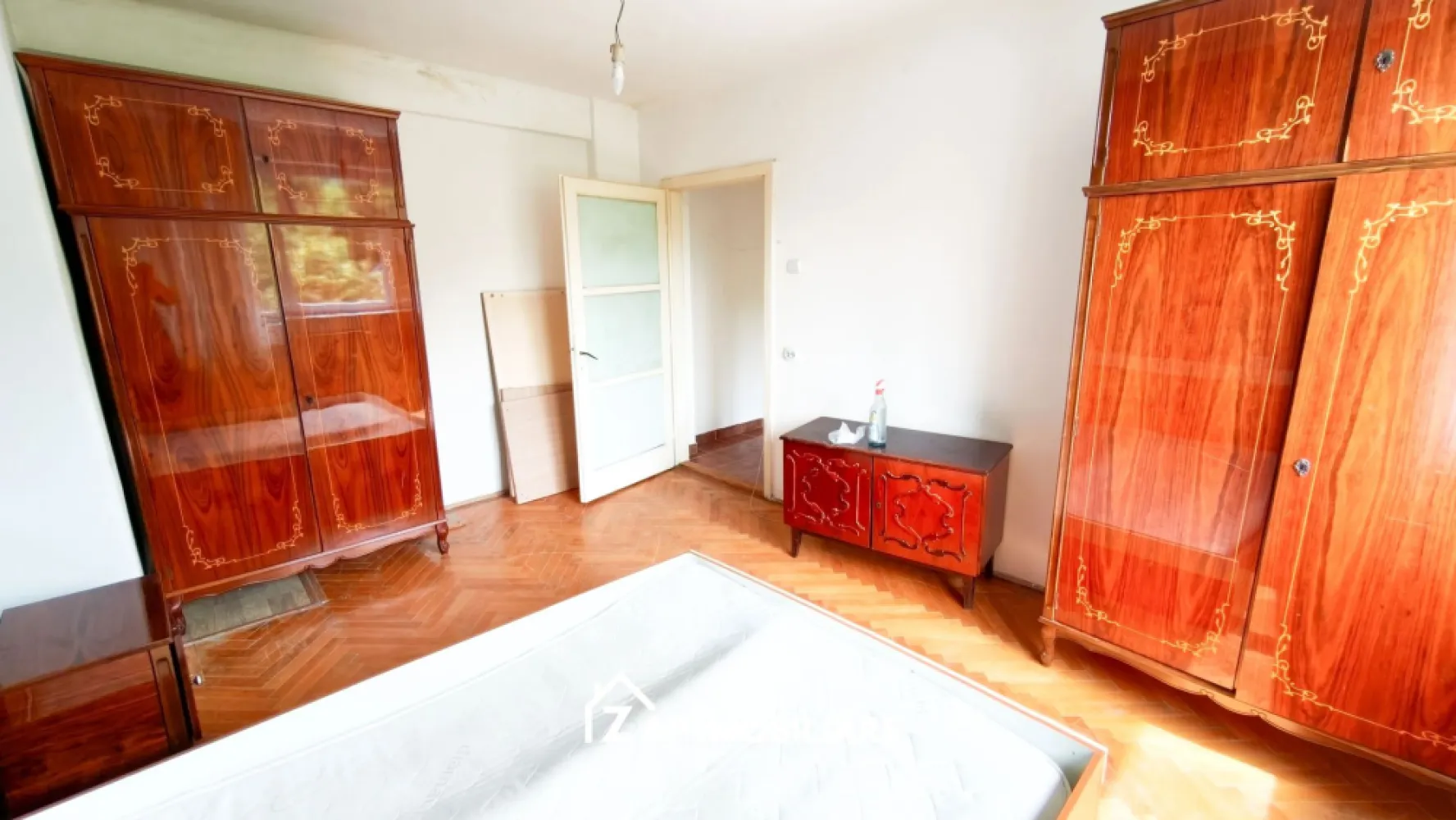 Zona Moca - Etaj 2 - Apt 2 camere - lângă Topmed și Nova Vita - Mentionati ID-ul proprietatii cand apelati: CP3165359
Contact ⓪⑦②⑥ ②②③ ⑧⑧⑥ Sebastian

Apartament 2 camere decomandat, zona Moca – lângă Topmed și Nova Vita

Vă prezentăm un apartament cu 2 camere decomandat ( se intra separat in fiecare camera ) , situat într-o zonă apreciată din Târgu Mureș, în cartierul Moca, la doar câteva minute de Topmed, Nova Vita, Kaufland și Lidl.

-- 2 camere
-- pivnita mare la subsol - 9 mp 
-- 45 mp utili
-- Compartimentare decomandată
-- Etaj 2
-- An construcție 1970
-- Zonă liniștită și bine conectată
-- Aproape de clinici medicale, magazine și mijloace de transport

Apartamentul beneficiază de o compartimentare practică, fiind potrivit atât pentru locuit, cât și pentru investiție.

Pentru mai multe informații sau programarea unei vizionări, vă rugăm să ne contactați.

Comision Agentie ZERO

Contact ⓪⑦②⑥ ②②③ ⑧⑧⑥ Sebastian