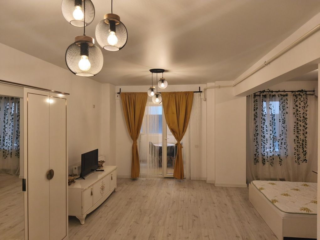Închiriez Garsonieră