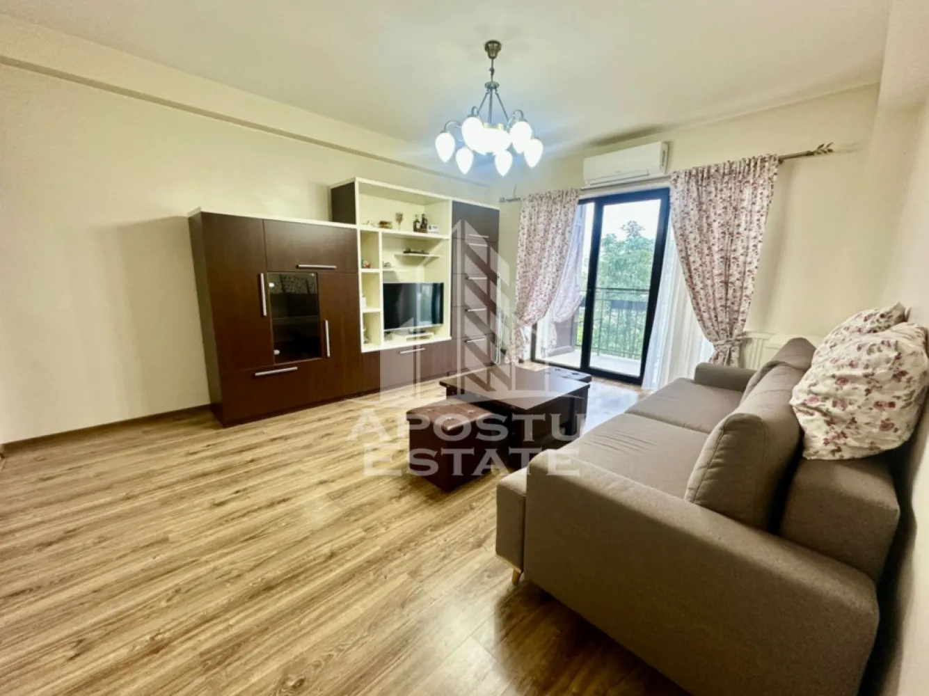 Apartament cu 2 camere, bucatarie inchisa, etaj 1, zona centrala Giroc - Agentia imobiliara APOSTU ESTATE va ofera spre vanzare un apartament cu 2 camere, semidecomandat, situat la etajul 1, pe strada principala din Giroc.
Beneficiaza de o suprafata de 56 mp utili + balcon de 6 mp.
Confortul termic se realizeaza cu ajutorul centralei proprii pe gaz cu incalzire pe calorifere, dar si a climei pe timp de vara.
Dispune de 1 loc de parcare.
Se vinde complet utilat si mobilat.
Bucataria este inchisa si complet utilata si mobilata.

Compartimentare:
- hol acces
- bucatarie inchisa
- living cu iesire pe balcon
- hol de compartimentare
- baie cu cada
- dormitor
- debara

Pretul este 119.000 euro negociabil
Va asteptam cu drag la o vizionare si poti deveni chiar tu noul proprietar al acestui imobil.
CP 3120844