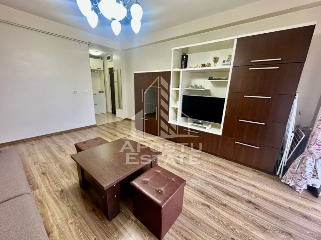 Apartament cu 2 camere, bucatarie inchisa, etaj 1, zona centrala Giroc - Agentia imobiliara APOSTU ESTATE va ofera spre vanzare un apartament cu 2 camere, semidecomandat, situat la etajul 1, pe strada principala din Giroc.
Beneficiaza de o suprafata de 56 mp utili + balcon de 6 mp.
Confortul termic se realizeaza cu ajutorul centralei proprii pe gaz cu incalzire pe calorifere, dar si a climei pe timp de vara.
Dispune de 1 loc de parcare.
Se vinde complet utilat si mobilat.
Bucataria este inchisa si complet utilata si mobilata.

Compartimentare:
- hol acces
- bucatarie inchisa
- living cu iesire pe balcon
- hol de compartimentare
- baie cu cada
- dormitor
- debara

Pretul este 119.000 euro negociabil
Va asteptam cu drag la o vizionare si poti deveni chiar tu noul proprietar al acestui imobil.
CP 3120844