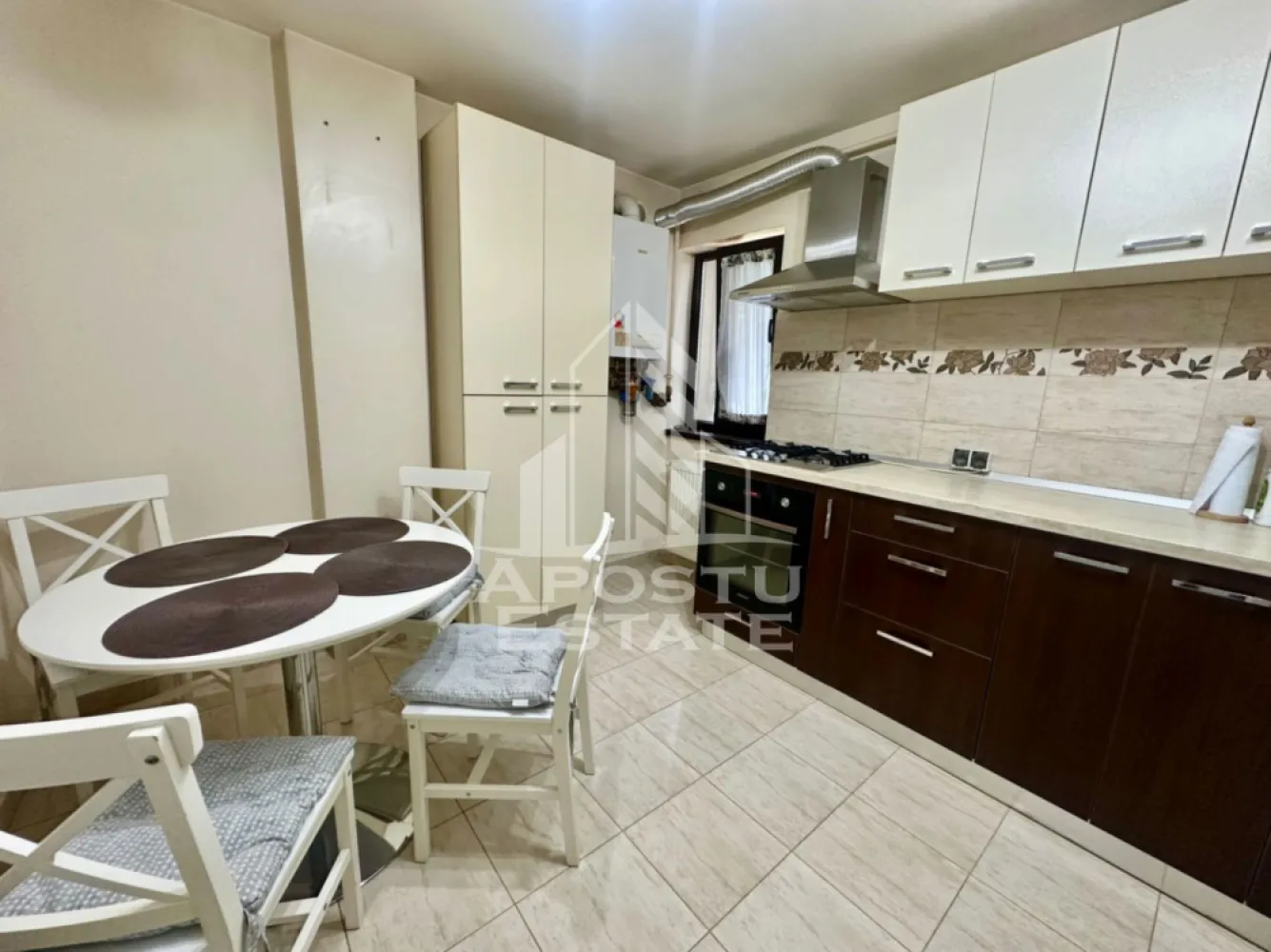Apartament cu 2 camere, bucatarie inchisa, etaj 1, zona centrala Giroc - Agentia imobiliara APOSTU ESTATE va ofera spre vanzare un apartament cu 2 camere, semidecomandat, situat la etajul 1, pe strada principala din Giroc.
Beneficiaza de o suprafata de 56 mp utili + balcon de 6 mp.
Confortul termic se realizeaza cu ajutorul centralei proprii pe gaz cu incalzire pe calorifere, dar si a climei pe timp de vara.
Dispune de 1 loc de parcare.
Se vinde complet utilat si mobilat.
Bucataria este inchisa si complet utilata si mobilata.

Compartimentare:
- hol acces
- bucatarie inchisa
- living cu iesire pe balcon
- hol de compartimentare
- baie cu cada
- dormitor
- debara

Pretul este 119.000 euro negociabil
Va asteptam cu drag la o vizionare si poti deveni chiar tu noul proprietar al acestui imobil.
CP 3120844