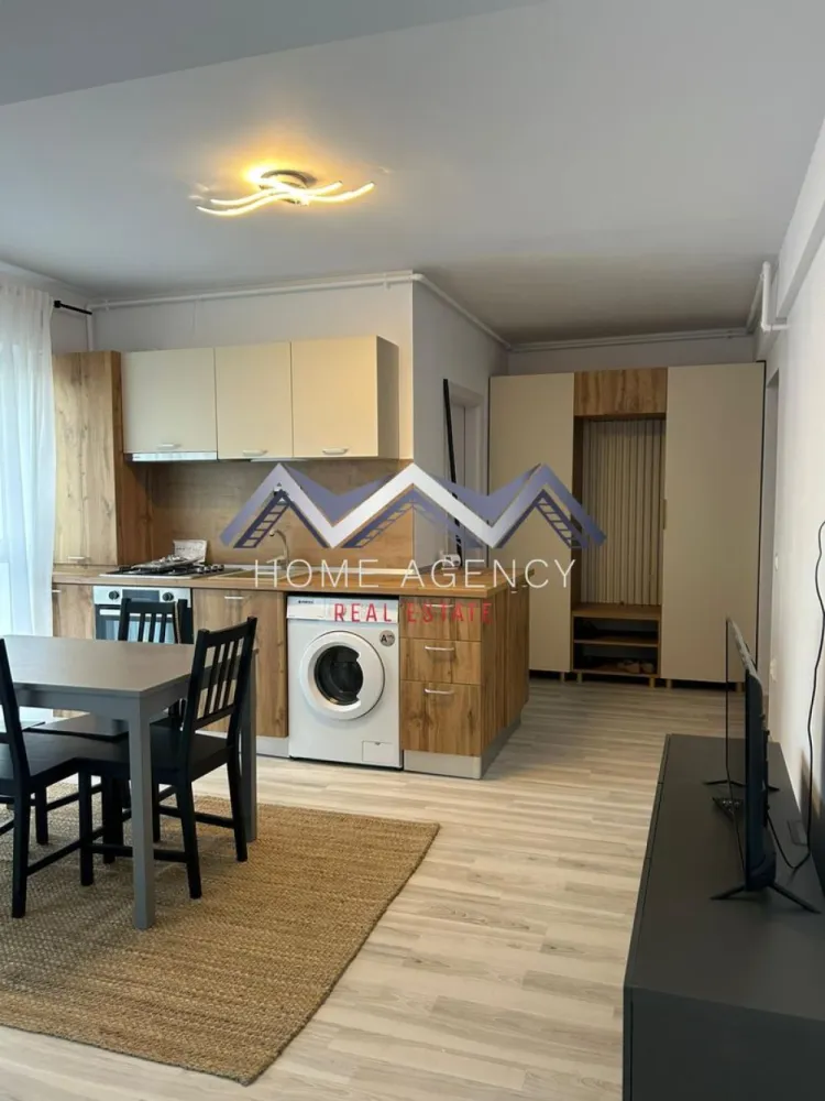 Apartament 2 camere Otopeni | prima închiriere - Vă propunem, spre închiriere, un apartament modern și foarte cochet, complet mobilat și utilat, situat la etajul 2/3 într-un bloc nou, poziționat excelent în Otopeni, cu acces rapid către DN1, Centură, Aeroport și toate punctele de interes din zonă.

✨ Detalii apartament:
- Living cu bucătărie open space, luminos, cu acces direct către balcon
- Dormitor confortabil, perfect pentru relaxare
- Baie modernă, dotată cu duș walk-in
- Hol generos, ideal pentru spații de depozitare
- Prima închiriere — totul este impecabil, ca nou
- 1 loc de parcare inclus în preț
- Stație de autobuz în fața complexului

Apartamentul este amenajat cu atenție la detalii, oferind un ambient cald, modern și funcțional. Perfect pentru o persoană sau un cuplu care își dorește confort, liniște și o locație excelentă.

📞 Contactează-mă pentru detalii sau pentru a programa o vizionare!