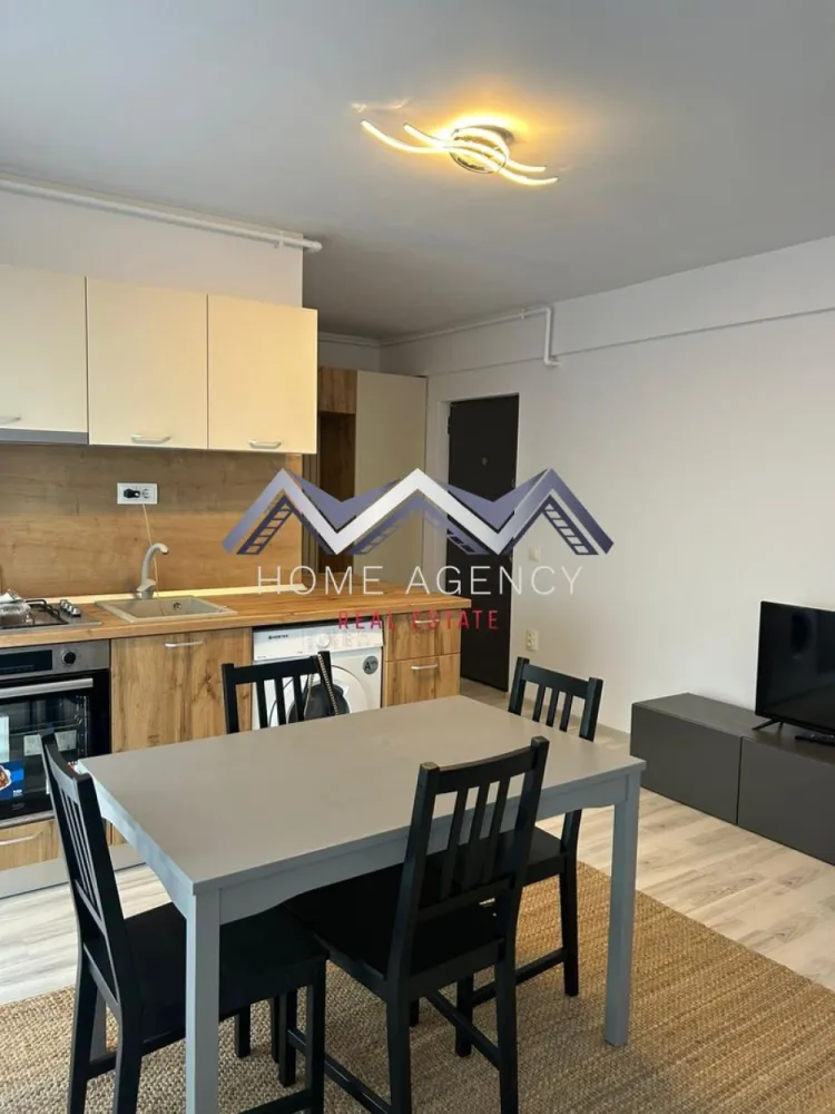 Apartament 2 camere Otopeni | prima închiriere - Vă propunem, spre închiriere, un apartament modern și foarte cochet, complet mobilat și utilat, situat la etajul 2/3 într-un bloc nou, poziționat excelent în Otopeni, cu acces rapid către DN1, Centură, Aeroport și toate punctele de interes din zonă.

✨ Detalii apartament:
- Living cu bucătărie open space, luminos, cu acces direct către balcon
- Dormitor confortabil, perfect pentru relaxare
- Baie modernă, dotată cu duș walk-in
- Hol generos, ideal pentru spații de depozitare
- Prima închiriere — totul este impecabil, ca nou
- 1 loc de parcare inclus în preț
- Stație de autobuz în fața complexului

Apartamentul este amenajat cu atenție la detalii, oferind un ambient cald, modern și funcțional. Perfect pentru o persoană sau un cuplu care își dorește confort, liniște și o locație excelentă.

📞 Contactează-mă pentru detalii sau pentru a programa o vizionare!