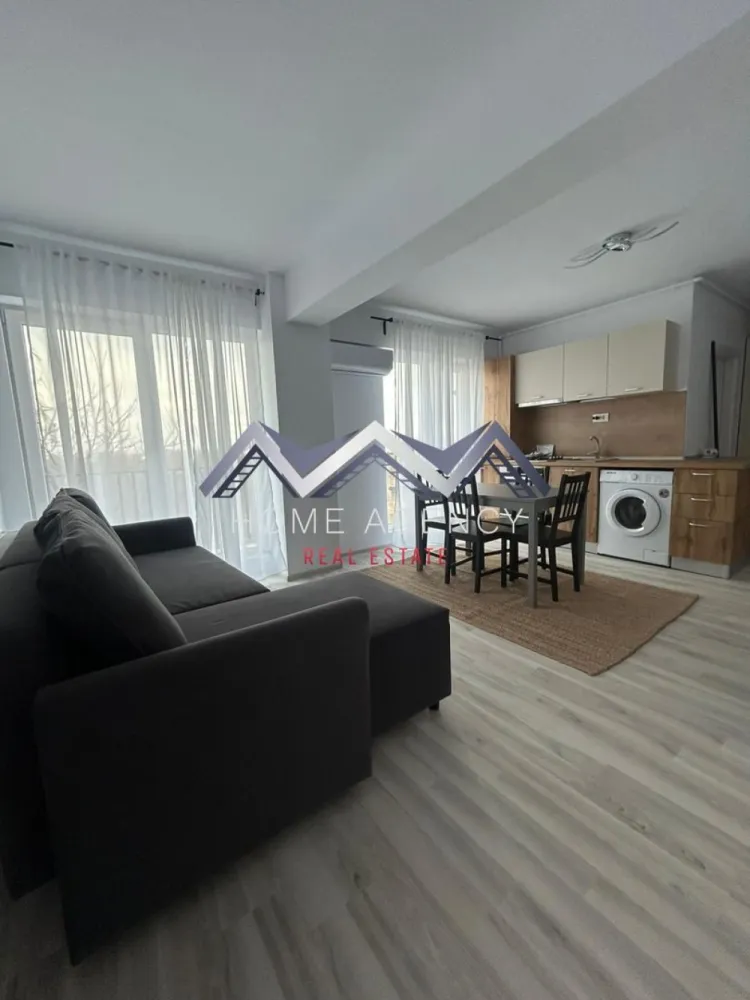 Apartament 2 camere Otopeni | prima închiriere - Vă propunem, spre închiriere, un apartament modern și foarte cochet, complet mobilat și utilat, situat la etajul 2/3 într-un bloc nou, poziționat excelent în Otopeni, cu acces rapid către DN1, Centură, Aeroport și toate punctele de interes din zonă.

✨ Detalii apartament:
- Living cu bucătărie open space, luminos, cu acces direct către balcon
- Dormitor confortabil, perfect pentru relaxare
- Baie modernă, dotată cu duș walk-in
- Hol generos, ideal pentru spații de depozitare
- Prima închiriere — totul este impecabil, ca nou
- 1 loc de parcare inclus în preț
- Stație de autobuz în fața complexului

Apartamentul este amenajat cu atenție la detalii, oferind un ambient cald, modern și funcțional. Perfect pentru o persoană sau un cuplu care își dorește confort, liniște și o locație excelentă.

📞 Contactează-mă pentru detalii sau pentru a programa o vizionare!