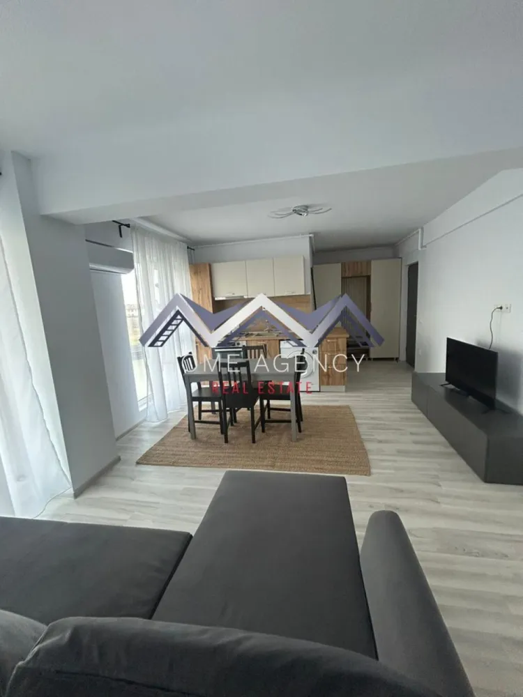 Apartament 2 camere Otopeni | prima închiriere - Vă propunem, spre închiriere, un apartament modern și foarte cochet, complet mobilat și utilat, situat la etajul 2/3 într-un bloc nou, poziționat excelent în Otopeni, cu acces rapid către DN1, Centură, Aeroport și toate punctele de interes din zonă.

✨ Detalii apartament:
- Living cu bucătărie open space, luminos, cu acces direct către balcon
- Dormitor confortabil, perfect pentru relaxare
- Baie modernă, dotată cu duș walk-in
- Hol generos, ideal pentru spații de depozitare
- Prima închiriere — totul este impecabil, ca nou
- 1 loc de parcare inclus în preț
- Stație de autobuz în fața complexului

Apartamentul este amenajat cu atenție la detalii, oferind un ambient cald, modern și funcțional. Perfect pentru o persoană sau un cuplu care își dorește confort, liniște și o locație excelentă.

📞 Contactează-mă pentru detalii sau pentru a programa o vizionare!