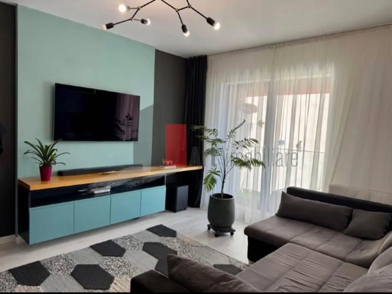 Inchiriezre apartament 2 camere,-Lujerului,21 Residence - Se ofera spre inchiriere apartament 2 camere in 21 Residence, etaj 9/11.

Apartamentul este complet utilat, cu mobila din MDF vopsit, masina de spalat vase, masina de spalat rufe, televizor, centrala proprie. 

Pret: 740 euro/luna.

 Loc de parcare subteran optional/ contra cost.