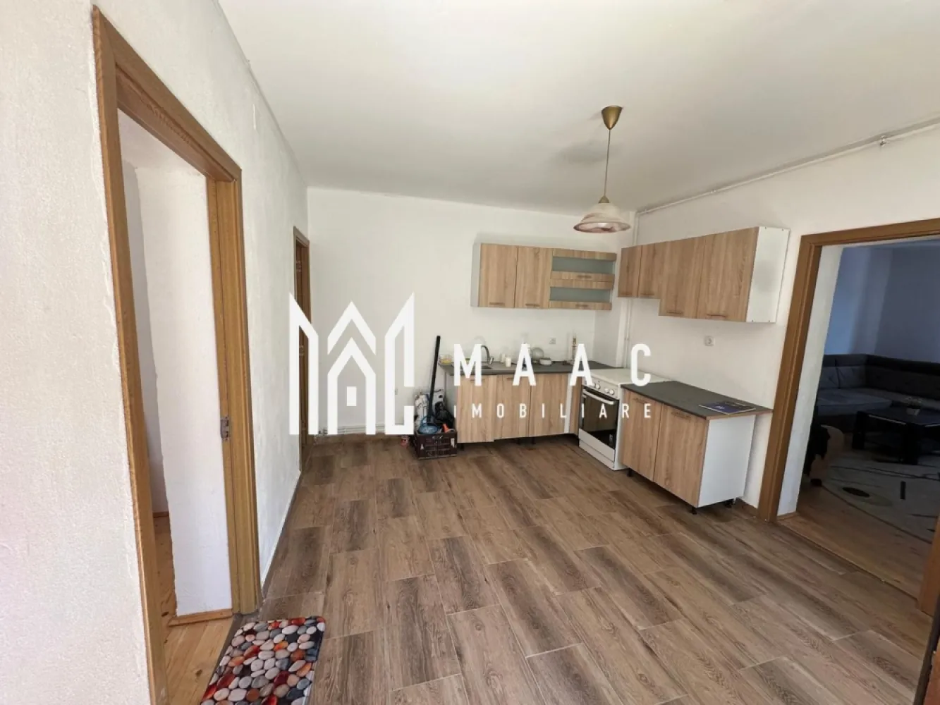 CASA INDIVIDUALA I 4 CAMERE I AVRIG - Maac Imobiliare ofera spre vanzare casa compusa din doua corpuri de cladire:

Corpul 1:
- 2 camere
- bucatarie 
- baie

Corpul 2:
- 2 camere
- baie

Imobilul este situat in Avrig, intr-o zona linistita, fiind potrivita atat pentru locuit, cat si pentru investitie.
Disponibila imediat.

Pentru mai multe detalii sau programarea unei vizionari anuntati telefonic CP3164322