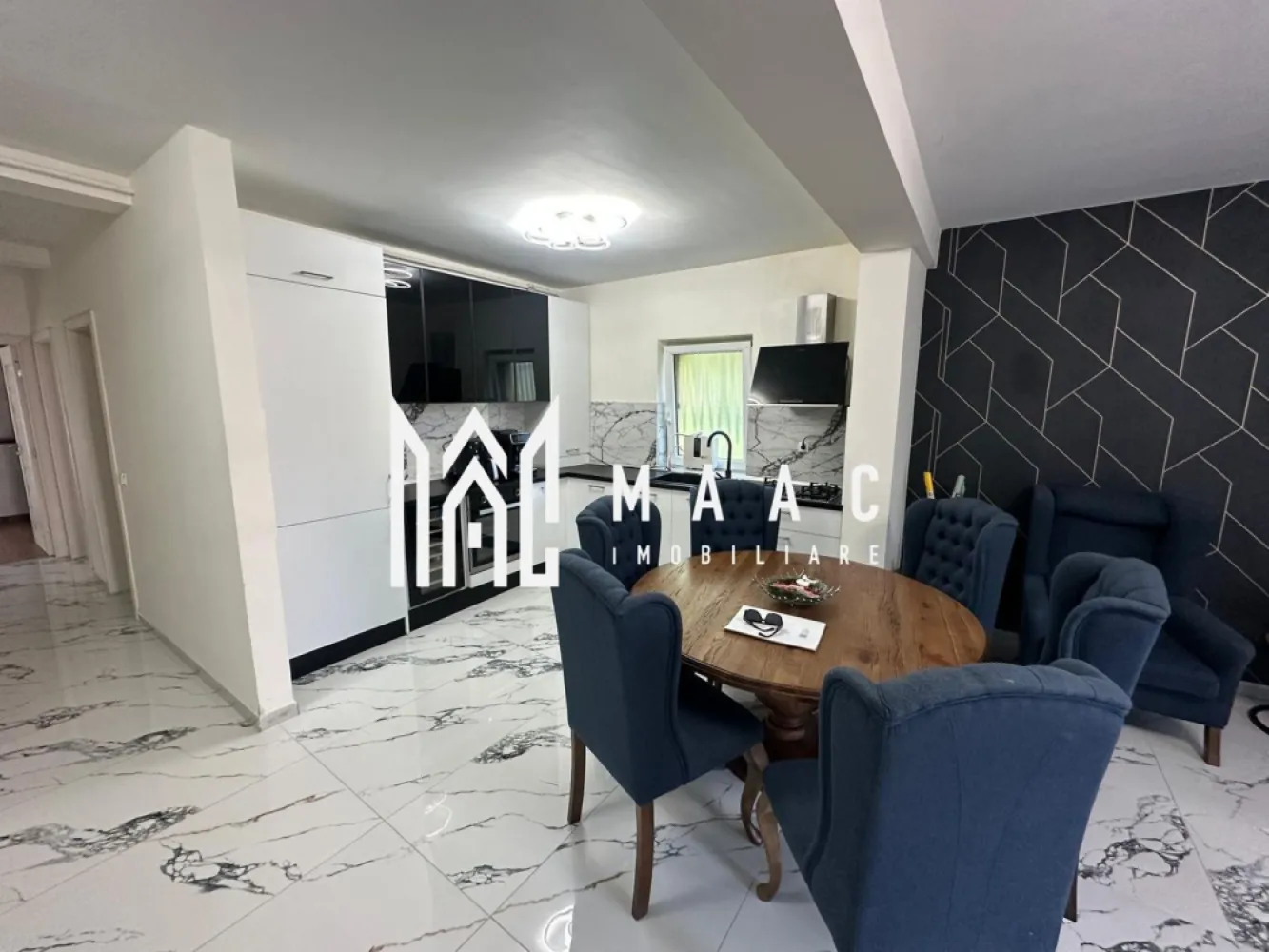 APARTAMENT 3 CAMERE I GRADINA I SELIMBAR - Maac Imobiliare ofera spre vanzare un apartament modern si primitor, situat in Selimbar, ideal pentru o familie sau pentru cei care isi doresc confort si gradina proprie.

Compartimentare:
- living open space cu bucatarie
- 2 dormitoare
- 2 bai
- balcon
- gradina proprie

Locuinta se vinde complet mobilata si utilata, fiind pregatita pentru mutare imediata, fara investitii suplimentare.

Apartamentul beneficiaza de o compartimentare practica, spatii luminoase si de avantajul unei gradini proprii, perfecta pentru relaxare, petrecerea timpului liber sau pentru o familie cu copii.

Pentru detalii suplimentare sau stabilirea unei vizionari anuntati telefonic CP3164342.