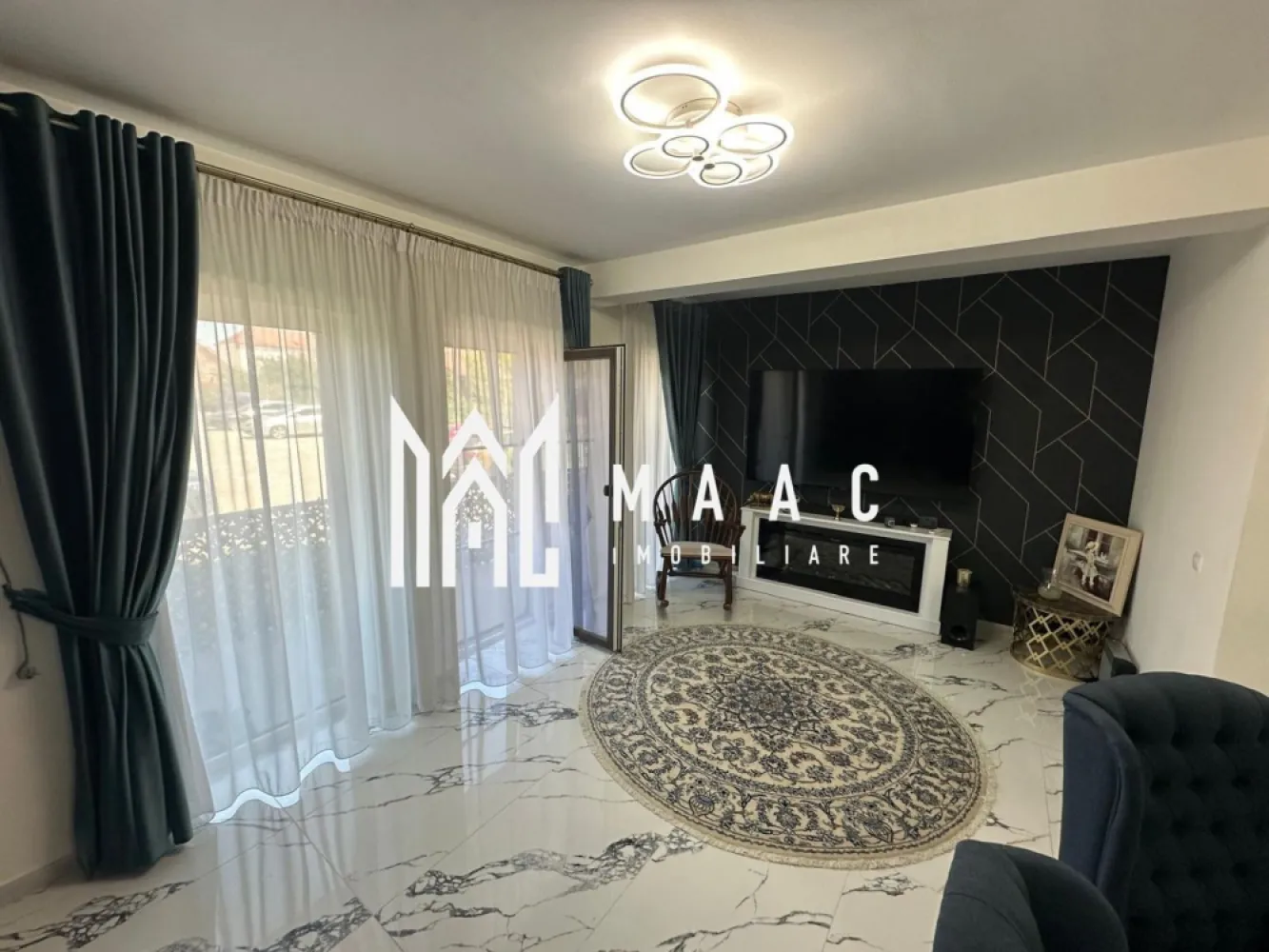 APARTAMENT 3 CAMERE I GRADINA I SELIMBAR - Maac Imobiliare ofera spre vanzare un apartament modern si primitor, situat in Selimbar, ideal pentru o familie sau pentru cei care isi doresc confort si gradina proprie.

Compartimentare:
- living open space cu bucatarie
- 2 dormitoare
- 2 bai
- balcon
- gradina proprie

Locuinta se vinde complet mobilata si utilata, fiind pregatita pentru mutare imediata, fara investitii suplimentare.

Apartamentul beneficiaza de o compartimentare practica, spatii luminoase si de avantajul unei gradini proprii, perfecta pentru relaxare, petrecerea timpului liber sau pentru o familie cu copii.

Pentru detalii suplimentare sau stabilirea unei vizionari anuntati telefonic CP3164342.