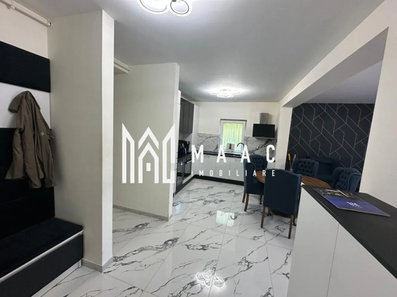 APARTAMENT 3 CAMERE I GRADINA I SELIMBAR - Maac Imobiliare ofera spre vanzare un apartament modern si primitor, situat in Selimbar, ideal pentru o familie sau pentru cei care isi doresc confort si gradina proprie.

Compartimentare:
- living open space cu bucatarie
- 2 dormitoare
- 2 bai
- balcon
- gradina proprie

Locuinta se vinde complet mobilata si utilata, fiind pregatita pentru mutare imediata, fara investitii suplimentare.

Apartamentul beneficiaza de o compartimentare practica, spatii luminoase si de avantajul unei gradini proprii, perfecta pentru relaxare, petrecerea timpului liber sau pentru o familie cu copii.

Pentru detalii suplimentare sau stabilirea unei vizionari anuntati telefonic CP3164342.