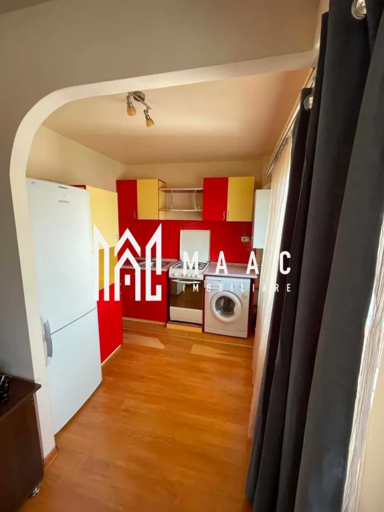 Apartament 2 camere | Centru | 54.4 mpu | - MAAC Imobiliare vă propune spre vânzare un apartament modern tip duplex, situat ultracentral, pe strada Regina Maria, vis-a-vis de L'Accademia Del Gusto. Amplasat într-o zonă liniștită, la doar câteva minute de principalele puncte de interes ale orașului, acest apartament reprezintă alegerea ideală atât pentru locuit, cât și pentru investiție.
Caracteristici:
Apartament cu 2 camere, tip duplex
Suprafață utilă: 54,40 mp
Situat în zona centrală a municipiului Râmnicu Vâlcea
La aproximativ 5 minute de mers pe jos de centrul orașului și Piața Centrală
La aproximativ 3 minute de Gara Râmnicu Vâlcea
Se vinde complet mobilat și utilat
Disponibil imediat
Compartimentare:
Primul nivel:
Living open-space
Bucătărie
Baie
Balcon
Etaj:
Dormitor spațios
Dotări:
Centrală termică proprie
Aer condiționat
Mobilier complet
Electrocasnice incluse
Apartament pregătit pentru mutare imediată
Avantaje:
Poziționare excelentă într-o zonă centrală și liniștită
Acces rapid către magazine, restaurante, instituții și mijloace de transport
Compartimentare modernă și eficientă pe două niveluri
Ideal pentru locuință proprie sau investiție în vederea închirierii
Locuință foarte bine întreținută
Nu s-a fumat în interior
Această proprietate îmbină perfect confortul unei locuințe moderne cu avantajele unei poziționări ultracentrale, oferind viitorilor proprietari un spațiu primitor și gata de utilizare.
Pentru mai multe informații și programarea unei vizionări, echipa MAAC Imobiliare vă stă la dispoziție. Id 3161213