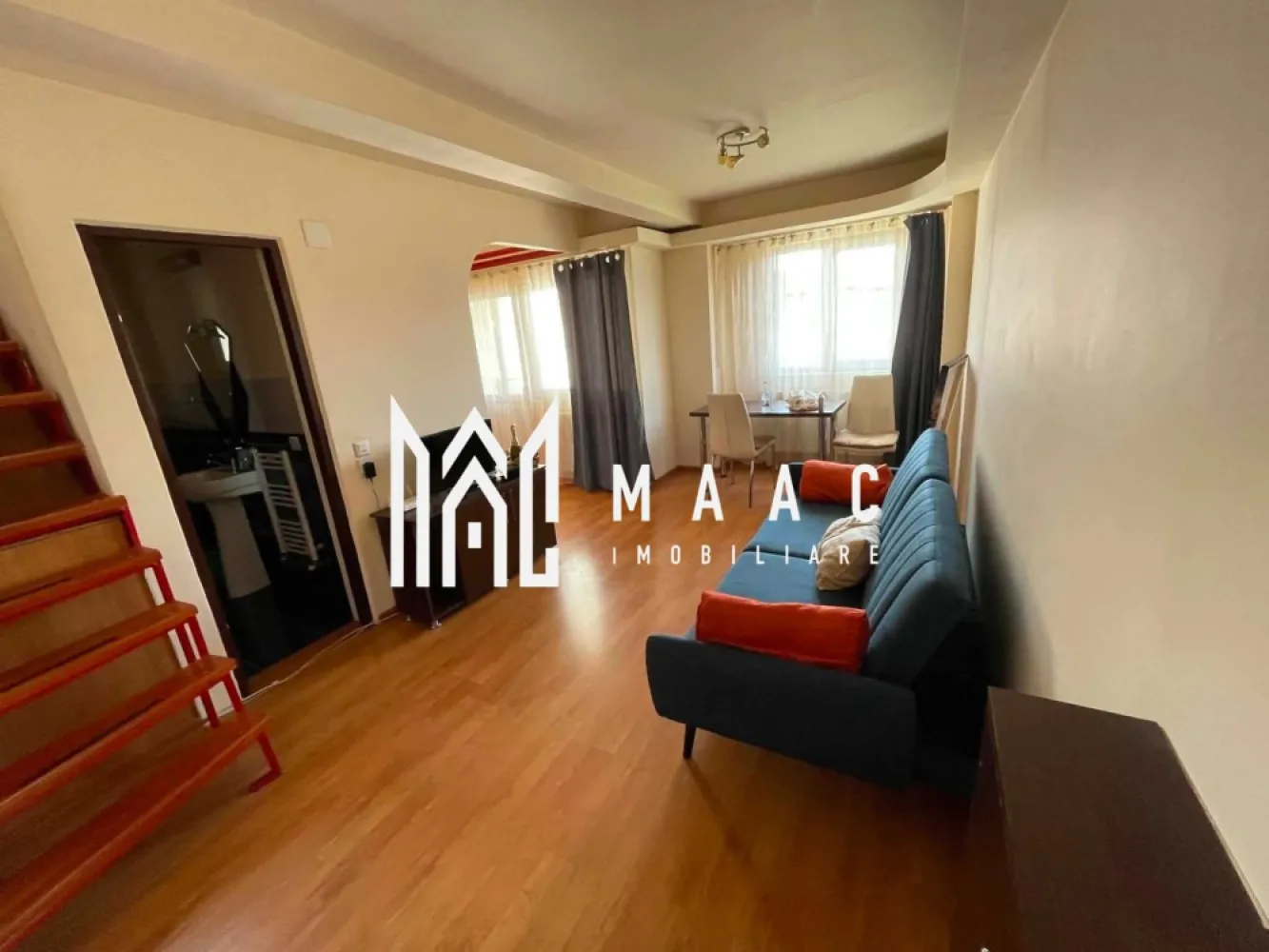 Apartament 2 camere | Centru | 54.4 mpu | - MAAC Imobiliare vă propune spre vânzare un apartament modern tip duplex, situat ultracentral, pe strada Regina Maria, vis-a-vis de L'Accademia Del Gusto. Amplasat într-o zonă liniștită, la doar câteva minute de principalele puncte de interes ale orașului, acest apartament reprezintă alegerea ideală atât pentru locuit, cât și pentru investiție.
Caracteristici:
Apartament cu 2 camere, tip duplex
Suprafață utilă: 54,40 mp
Situat în zona centrală a municipiului Râmnicu Vâlcea
La aproximativ 5 minute de mers pe jos de centrul orașului și Piața Centrală
La aproximativ 3 minute de Gara Râmnicu Vâlcea
Se vinde complet mobilat și utilat
Disponibil imediat
Compartimentare:
Primul nivel:
Living open-space
Bucătărie
Baie
Balcon
Etaj:
Dormitor spațios
Dotări:
Centrală termică proprie
Aer condiționat
Mobilier complet
Electrocasnice incluse
Apartament pregătit pentru mutare imediată
Avantaje:
Poziționare excelentă într-o zonă centrală și liniștită
Acces rapid către magazine, restaurante, instituții și mijloace de transport
Compartimentare modernă și eficientă pe două niveluri
Ideal pentru locuință proprie sau investiție în vederea închirierii
Locuință foarte bine întreținută
Nu s-a fumat în interior
Această proprietate îmbină perfect confortul unei locuințe moderne cu avantajele unei poziționări ultracentrale, oferind viitorilor proprietari un spațiu primitor și gata de utilizare.
Pentru mai multe informații și programarea unei vizionări, echipa MAAC Imobiliare vă stă la dispoziție. Id 3161213