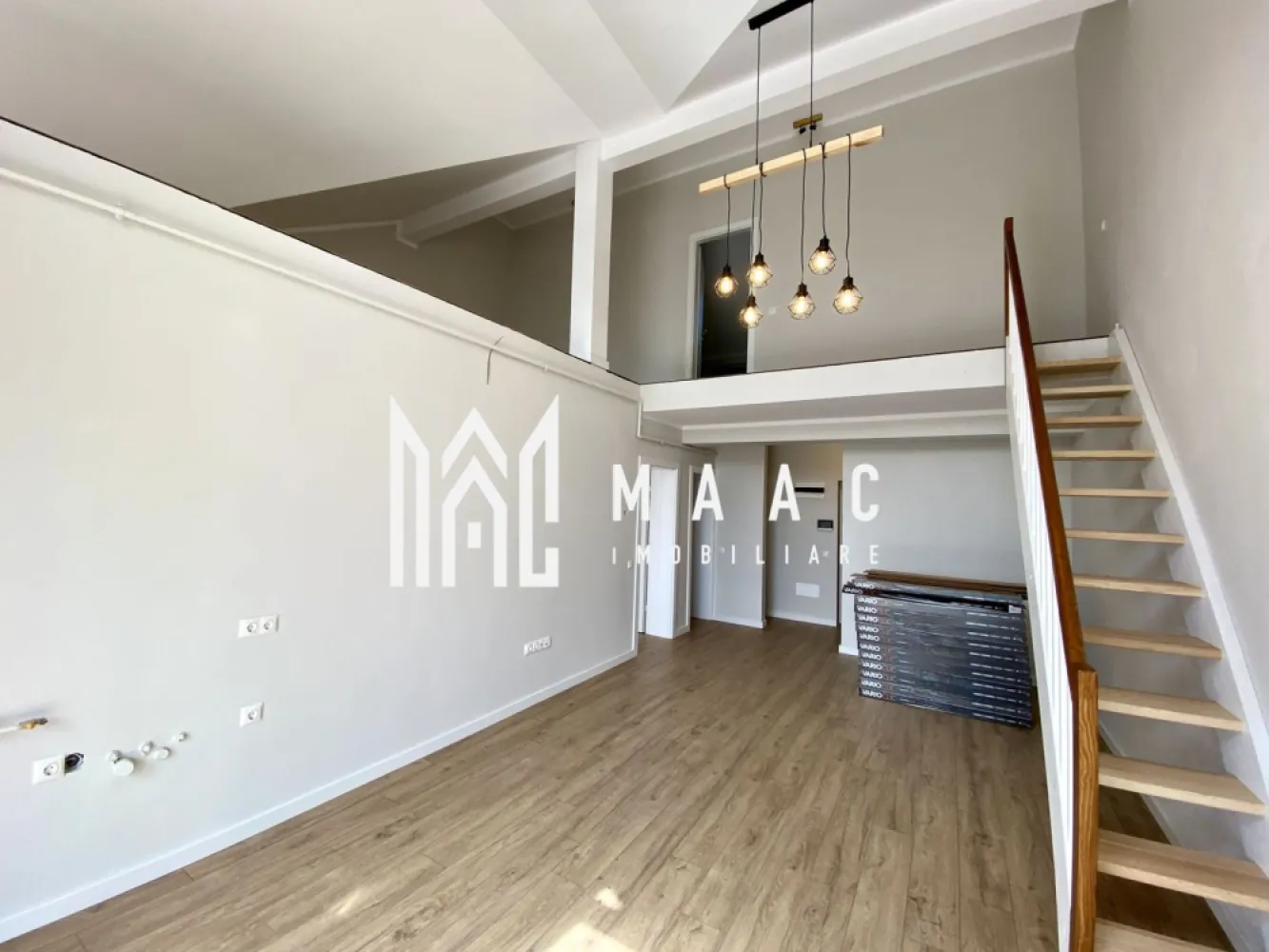 Apartament 4 camere | 133 MP | Parcare | Cartier rezidential - MAAC Imobiliare vă propune spre vânzare un apartament deosebit, cu suprafețe generoase și terasă privată, situat într-un ansamblu rezidențial modern din zona de Vest a Sibiului.

Dacă îți dorești o locuință spațioasă, luminoasă și amplasată într-un cartier aerisit, cu multe zone verzi și acces rapid către oraș, această proprietate poate fi alegerea ideală.

Detalii proprietate
Suprafață utilă: 133,5 mp
Terasă: 12,84 mp
Etaj 2 într-un imobil cu regim redus de înălțime
Orientare sudică
Loc de parcare inclus
Vedere deschisă către Munții Făgăraș
Compartimentare
Living generos cu înălțime de 5,6 m
Bucătărie
3 dormitoare
3 băi
Hol
Terasă cu acces din zona de zi
Dotări și beneficii
Încălzire în pardoseală
Jaluzele electrice exterioare
Tâmplărie performantă pentru eficiență energetică ridicată
Izolație cu vată bazaltică
Balustrade din sticlă securizată
Spații comune amenajate la standard premium
Casa scării placată cu granit
Un ansamblu construit pentru confort

Proprietatea face parte dintr-un proiect rezidențial apreciat pentru conceptul său modern și pentru atenția acordată spațiilor exterioare.

 45% din suprafața ansamblului este destinată spațiilor verzi

 Zone de relaxare și locuri de joacă pentru copii

 Densitate redusă a construcțiilor

 Fațade elegante cu elemente din larice siberian și piatră naturală

 Patru căi de acces către cartier

 Priveliști spectaculoase și multă lumină naturală

Variante de predare

Apartamentul poate fi achiziționat în funcție de nevoile viitorului proprietar:

Predare la alb
Predare la cheie
Predare complet mobilată și utilată
De ce merită această proprietate?
Suprafață generoasă de peste 133 mp utili
3 băi și compartimentare ideală pentru familie
Terasă cu vedere spre munți
Living impresionant cu tavan înalt
Loc de parcare inclus
Zonă în plină dezvoltare, cu acces rapid către Sibiu și Zona Industrială Vest
Potrivit atât pentru locuire, cât și pentru investiție

Pentru mai multe detalii precizati telefonic ca ati vazut anuntul cu ID: CP3151259