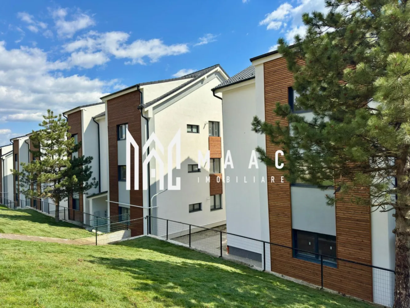 Apartament 4 camere | 133 MP | Parcare | Cartier rezidential - MAAC Imobiliare vă propune spre vânzare un apartament deosebit, cu suprafețe generoase și terasă privată, situat într-un ansamblu rezidențial modern din zona de Vest a Sibiului.

Dacă îți dorești o locuință spațioasă, luminoasă și amplasată într-un cartier aerisit, cu multe zone verzi și acces rapid către oraș, această proprietate poate fi alegerea ideală.

Detalii proprietate
Suprafață utilă: 133,5 mp
Terasă: 12,84 mp
Etaj 2 într-un imobil cu regim redus de înălțime
Orientare sudică
Loc de parcare inclus
Vedere deschisă către Munții Făgăraș
Compartimentare
Living generos cu înălțime de 5,6 m
Bucătărie
3 dormitoare
3 băi
Hol
Terasă cu acces din zona de zi
Dotări și beneficii
Încălzire în pardoseală
Jaluzele electrice exterioare
Tâmplărie performantă pentru eficiență energetică ridicată
Izolație cu vată bazaltică
Balustrade din sticlă securizată
Spații comune amenajate la standard premium
Casa scării placată cu granit
Un ansamblu construit pentru confort

Proprietatea face parte dintr-un proiect rezidențial apreciat pentru conceptul său modern și pentru atenția acordată spațiilor exterioare.

 45% din suprafața ansamblului este destinată spațiilor verzi

 Zone de relaxare și locuri de joacă pentru copii

 Densitate redusă a construcțiilor

 Fațade elegante cu elemente din larice siberian și piatră naturală

 Patru căi de acces către cartier

 Priveliști spectaculoase și multă lumină naturală

Variante de predare

Apartamentul poate fi achiziționat în funcție de nevoile viitorului proprietar:

Predare la alb
Predare la cheie
Predare complet mobilată și utilată
De ce merită această proprietate?
Suprafață generoasă de peste 133 mp utili
3 băi și compartimentare ideală pentru familie
Terasă cu vedere spre munți
Living impresionant cu tavan înalt
Loc de parcare inclus
Zonă în plină dezvoltare, cu acces rapid către Sibiu și Zona Industrială Vest
Potrivit atât pentru locuire, cât și pentru investiție

Pentru mai multe detalii precizati telefonic ca ati vazut anuntul cu ID: CP3151259
