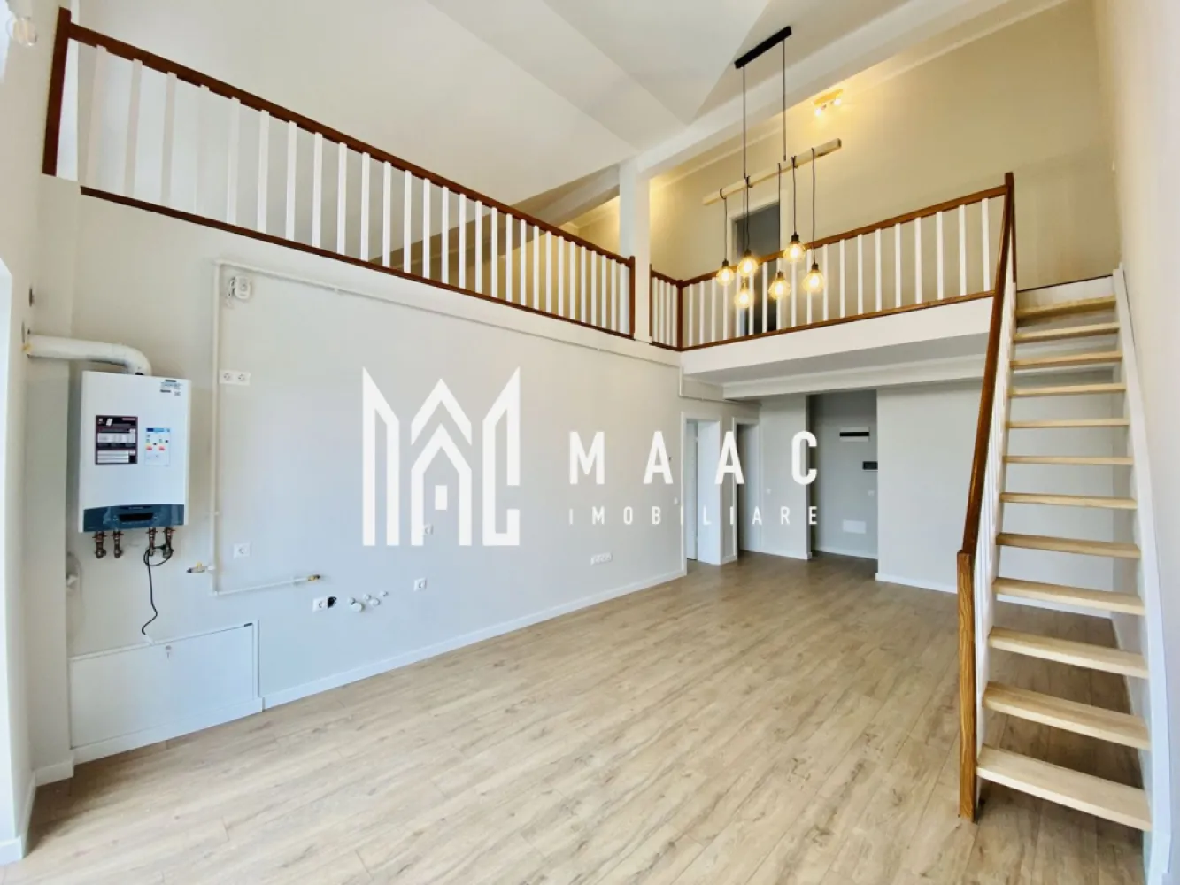 Apartament 4 camere | 133 MP | Parcare | Cartier rezidential - MAAC Imobiliare vă propune spre vânzare un apartament deosebit, cu suprafețe generoase și terasă privată, situat într-un ansamblu rezidențial modern din zona de Vest a Sibiului.

Dacă îți dorești o locuință spațioasă, luminoasă și amplasată într-un cartier aerisit, cu multe zone verzi și acces rapid către oraș, această proprietate poate fi alegerea ideală.

Detalii proprietate
Suprafață utilă: 133,5 mp
Terasă: 12,84 mp
Etaj 2 într-un imobil cu regim redus de înălțime
Orientare sudică
Loc de parcare inclus
Vedere deschisă către Munții Făgăraș
Compartimentare
Living generos cu înălțime de 5,6 m
Bucătărie
3 dormitoare
3 băi
Hol
Terasă cu acces din zona de zi
Dotări și beneficii
Încălzire în pardoseală
Jaluzele electrice exterioare
Tâmplărie performantă pentru eficiență energetică ridicată
Izolație cu vată bazaltică
Balustrade din sticlă securizată
Spații comune amenajate la standard premium
Casa scării placată cu granit
Un ansamblu construit pentru confort

Proprietatea face parte dintr-un proiect rezidențial apreciat pentru conceptul său modern și pentru atenția acordată spațiilor exterioare.

 45% din suprafața ansamblului este destinată spațiilor verzi

 Zone de relaxare și locuri de joacă pentru copii

 Densitate redusă a construcțiilor

 Fațade elegante cu elemente din larice siberian și piatră naturală

 Patru căi de acces către cartier

 Priveliști spectaculoase și multă lumină naturală

Variante de predare

Apartamentul poate fi achiziționat în funcție de nevoile viitorului proprietar:

Predare la alb
Predare la cheie
Predare complet mobilată și utilată
De ce merită această proprietate?
Suprafață generoasă de peste 133 mp utili
3 băi și compartimentare ideală pentru familie
Terasă cu vedere spre munți
Living impresionant cu tavan înalt
Loc de parcare inclus
Zonă în plină dezvoltare, cu acces rapid către Sibiu și Zona Industrială Vest
Potrivit atât pentru locuire, cât și pentru investiție

Pentru mai multe detalii precizati telefonic ca ati vazut anuntul cu ID: CP3151259