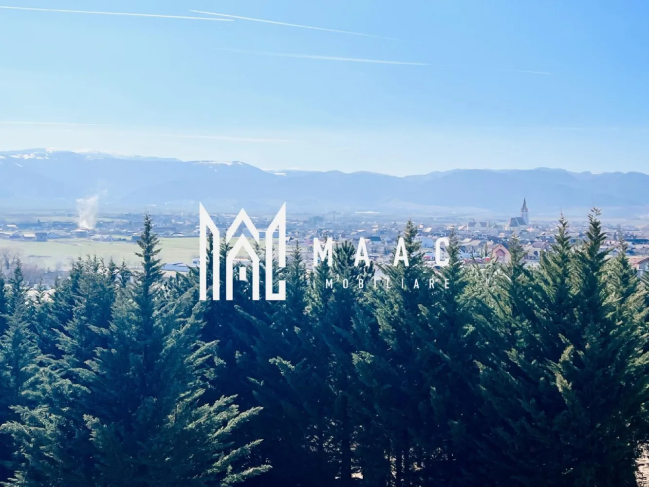 Apartament 4 camere | 133 MP | Parcare | Cartier rezidential - MAAC Imobiliare vă propune spre vânzare un apartament deosebit, cu suprafețe generoase și terasă privată, situat într-un ansamblu rezidențial modern din zona de Vest a Sibiului.

Dacă îți dorești o locuință spațioasă, luminoasă și amplasată într-un cartier aerisit, cu multe zone verzi și acces rapid către oraș, această proprietate poate fi alegerea ideală.

Detalii proprietate
Suprafață utilă: 133,5 mp
Terasă: 12,84 mp
Etaj 2 într-un imobil cu regim redus de înălțime
Orientare sudică
Loc de parcare inclus
Vedere deschisă către Munții Făgăraș
Compartimentare
Living generos cu înălțime de 5,6 m
Bucătărie
3 dormitoare
3 băi
Hol
Terasă cu acces din zona de zi
Dotări și beneficii
Încălzire în pardoseală
Jaluzele electrice exterioare
Tâmplărie performantă pentru eficiență energetică ridicată
Izolație cu vată bazaltică
Balustrade din sticlă securizată
Spații comune amenajate la standard premium
Casa scării placată cu granit
Un ansamblu construit pentru confort

Proprietatea face parte dintr-un proiect rezidențial apreciat pentru conceptul său modern și pentru atenția acordată spațiilor exterioare.

 45% din suprafața ansamblului este destinată spațiilor verzi

 Zone de relaxare și locuri de joacă pentru copii

 Densitate redusă a construcțiilor

 Fațade elegante cu elemente din larice siberian și piatră naturală

 Patru căi de acces către cartier

 Priveliști spectaculoase și multă lumină naturală

Variante de predare

Apartamentul poate fi achiziționat în funcție de nevoile viitorului proprietar:

Predare la alb
Predare la cheie
Predare complet mobilată și utilată
De ce merită această proprietate?
Suprafață generoasă de peste 133 mp utili
3 băi și compartimentare ideală pentru familie
Terasă cu vedere spre munți
Living impresionant cu tavan înalt
Loc de parcare inclus
Zonă în plină dezvoltare, cu acces rapid către Sibiu și Zona Industrială Vest
Potrivit atât pentru locuire, cât și pentru investiție

Pentru mai multe detalii precizati telefonic ca ati vazut anuntul cu ID: CP3151259