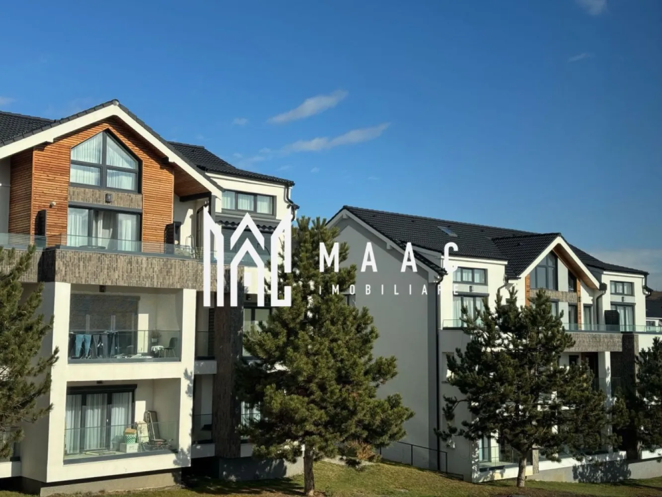 Apartament 3 camere | 75,71 MPU | Finisaje premium - MAAC Imobiliare vă oferă spre vânzare un penthouse exclusivist cu 3 camere.

Caracteristici:
Suprafață utilă totala: 75,71mp.
Balcon: 12.84 mp.
Etaj: 1 din 2.
Orientare sudică, cu lumină naturală pe tot parcursul zilei.

Compartimentare și spații 
Bucătărie integrată armonios în zona de zi.
Două dormitoare bine proporționate.
Dressing dedicat.
Două băi, dintre care una cu geam pentru aerisire naturală.

Dotări și finisaje:
Încălzire în pardoseală.
Jaluzele electrice.
Terasa este prevăzută cu sticlă securizată și sistem de captare a apelor pluviale.
Izolație cu vată bazaltică.
Casa scării finisată cu granit.
Predare la stadiul finisat la alb cu posibilitate de predare la cheie.
Loc de parcare inclus.

Avantaje și priveliște:
Multă lumină naturală și vedere spectaculoasă către munți.

Avantaje ale ansamblului rezidențial:
Ocupare teritorială eficientă, cu aproximativ 45% spații verzi.
Fațade finisate cu larice siberian și piatră naturală.
Locuri de joacă amenajate.
Acces facil, fără ambuteiaje rutiere, cu patru căi de acces către ansamblu.

Achiziție
Locuința poate fi achiziționată atât din surse proprii, cât și prin credit bancar.
Pentru mai multe detalii precizati telefonic ca ati vazut anuntul cu ID: CP3151302