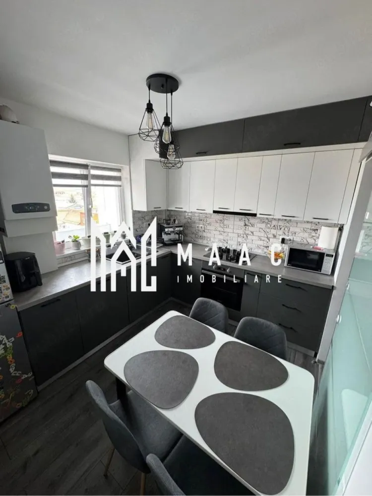 Apartament 3 Camere | 63 MPU | Etaj 9 | Vasile Aaron - MAAC Imobiliare vă propune spre vânzare un apartament modern cu 3 camere decomandate, complet renovat.

Caracteristici principale:
Suprafață utilă: 63 mp
Balcon: 3 mp
Boxă la subsol: 5 mp
Compartimentare decomandată
Se vinde complet mobilat și utilat
Disponibil pentru mutare imediată

Compartimentare:
Living
2 dormitoare
Bucătărie
Baie
Debara pentru depozitare
Balcon

Dotări și îmbunătățiri:
Instalație electrică complet schimbată
Instalație termică complet schimbată

Localizare
Amplasat într-o zonă liniștită, cu acces facil către magazine, școli, mijloace de transport și alte puncte de interes, apartamentul oferă toate avantajele unei locuințe confortabile și bine poziționate.

Pentru mai multe detalii și programarea unei vizionări, vă rugăm să contactați echipa MAAC Imobiliare și să menționați ID-ul proprietății: CP3147681.
