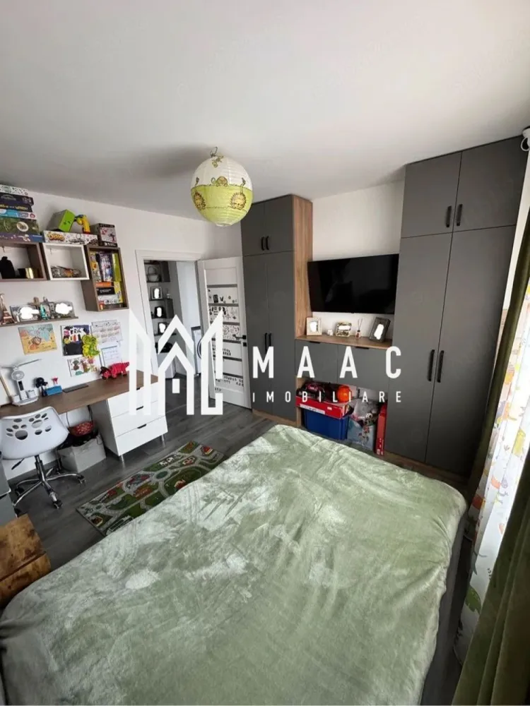 Apartament 3 Camere | 63 MPU | Etaj 9 | Vasile Aaron - MAAC Imobiliare vă propune spre vânzare un apartament modern cu 3 camere decomandate, complet renovat.

Caracteristici principale:
Suprafață utilă: 63 mp
Balcon: 3 mp
Boxă la subsol: 5 mp
Compartimentare decomandată
Se vinde complet mobilat și utilat
Disponibil pentru mutare imediată

Compartimentare:
Living
2 dormitoare
Bucătărie
Baie
Debara pentru depozitare
Balcon

Dotări și îmbunătățiri:
Instalație electrică complet schimbată
Instalație termică complet schimbată

Localizare
Amplasat într-o zonă liniștită, cu acces facil către magazine, școli, mijloace de transport și alte puncte de interes, apartamentul oferă toate avantajele unei locuințe confortabile și bine poziționate.

Pentru mai multe detalii și programarea unei vizionări, vă rugăm să contactați echipa MAAC Imobiliare și să menționați ID-ul proprietății: CP3147681.