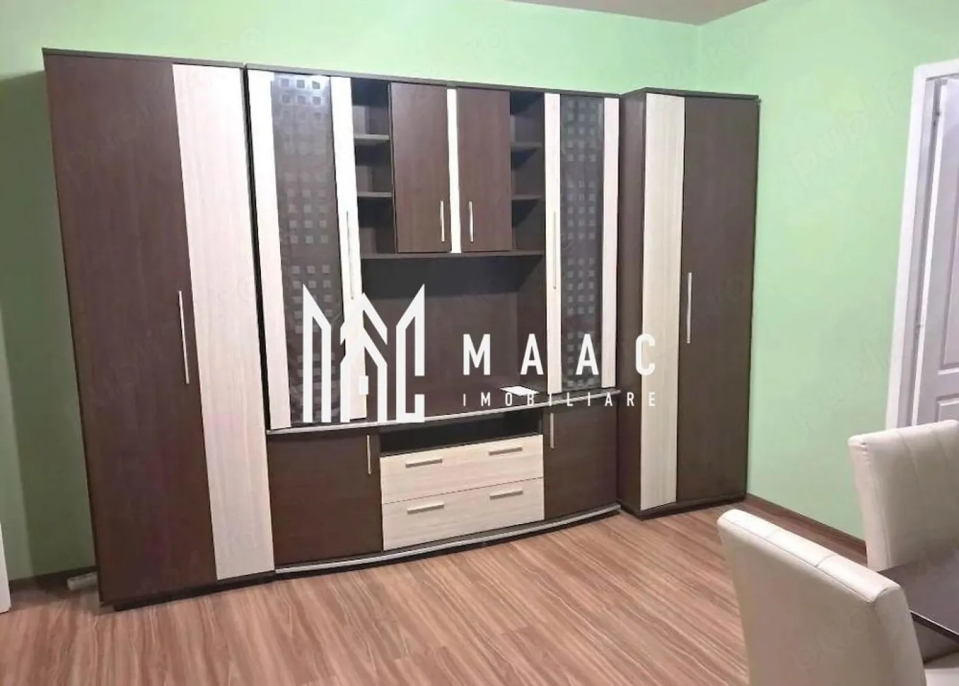 Apartament 2 Camere I Mobilat I Zona Cedonia - Se oferă spre vânzare apartament cu 2 camere confort 2, situat la etajul 4 din 4 al unui imobil amplasat în zona Cedonia, una dintre cele mai accesibile și bine conectate zone ale orașului.

Locuința este complet mobilată și utilată, fiind disponibilă imediat și ideală atât pentru locuire proprie, cât și pentru investiție.

Caracteristici:
2 camere
Etaj 4 din 4
Centrală termică proprie
Geamuri termopan
Balon închis cu termopan
Gresie, faianță și parchet
Complet mobilat și utilat
Apartament liber, disponibil imediat

Avantaje:
Zonă foarte bine conectată
Aproape de magazine, școli, transport public și alte facilități
Ideal pentru investiție sau locuință proprie
Costuri eficiente de întreținere
Mutare rapidă, fără investiții suplimentare

Localizare:
Zona Cedonia
Cartier apreciat pentru accesibilitate și facilitățile din apropiere

Un apartament practic și bine întreținut, situat într-o zonă foarte căutată, potrivit pentru cei care își doresc confort și acces rapid către toate punctele importante ale orașului.

Pentru informati si vizionari: CP3081132