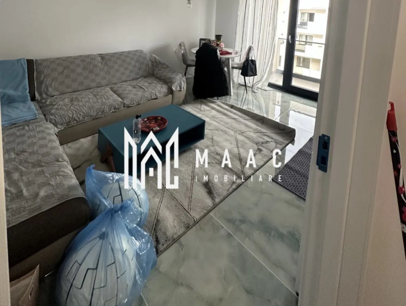 Apartament 2 Camere | 40 MPU | Etaj 2 | Selimbar - MAAC Imobiliare vă propune spre vânzare un apartament, situat într-un imobil nou, finalizat în anul 2024.

Caracteristici principale
Suprafață utilă: 40 mp
Etaj: 2 din 2 + mansardă
Construcție nouă, finalizată în 2024
Complet mobilat și utilat
Disponibil pentru predare imediată

Compartimentare și dotări
Living
Dormitor
Bucătărie complet mobilată și utilată
Baie 
Mobilier și electrocasnice incluse în preț

Avantaje și beneficii
Se vinde exact ca în fotografii
Posibilitatea preluării chiriașului existent, pentru continuitatea randamentului investițional

Localizare și potențial
Amplasat într-o zonă cu acces facil către punctele de interes ale orașului, apartamentul oferă confort, funcționalitate și o investiție sigură într-un imobil nou..

Pentru mai multe detalii și programarea unei vizionări, vă rugăm să contactați echipa MAAC Imobiliare și să menționați ID-ul proprietății: CP3130816.
