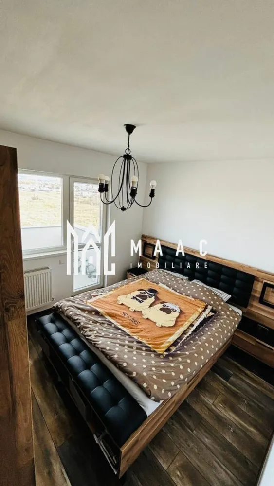 Apartament 3 camere I 2 bai I Modern I Parcare inclusa - MAAC Imobiliare vă oferă spre vânzare un apartament modern și generos cu 3 camere, situat la etajul 3 din 4, într-un imobil construit de renumitul dezvoltator Conlan, într-o zonă apreciată pentru confortul oferit și accesul facil către principalele puncte de interes.

Detalii generale

Suprafață utilă totală: 76 mp

Etaj: 3 din 4

Orientare: vestică

Loc de parcare: inclus în preț

Compartimentare

Apartamentul beneficiază de o compartimentare practică și echilibrată, fiind ideal pentru o familie sau pentru cei care își doresc mai mult spațiu și confort.

Locuința este compusă din:

Living luminos cu bucătărie open-space

2 dormitoare confortabile

2 băi

2 balcoane cu suprafață totală de 8 mp

Dotări și beneficii

Un avantaj important îl reprezintă locul de parcare inclus în preț, oferind un plus de confort și siguranță.

Apartamentul se vinde parțial mobilat și utilat, fără:

Televizor

Mașină de spălat rufe

Uscător

Acest aspect vă oferă posibilitatea de a personaliza spațiul după propriile preferințe.

Avantaje

Imobil construit de Conlan, dezvoltator recunoscut pentru calitate

Etaj 3/4 – poziționare ideală pentru confort și intimitate

Orientare vestică, cu lumină naturală generoasă

Living spațios cu bucătărie open-space

2 dormitoare confortabile

2 băi pentru un plus de funcționalitate

2 balcoane (8 mp) pentru relaxare

Loc de parcare inclus

Suprafață utilă totală: 76 mp

Pentru mai multe detalii precizați ca ați văzut anunțul cu ID CP3161821