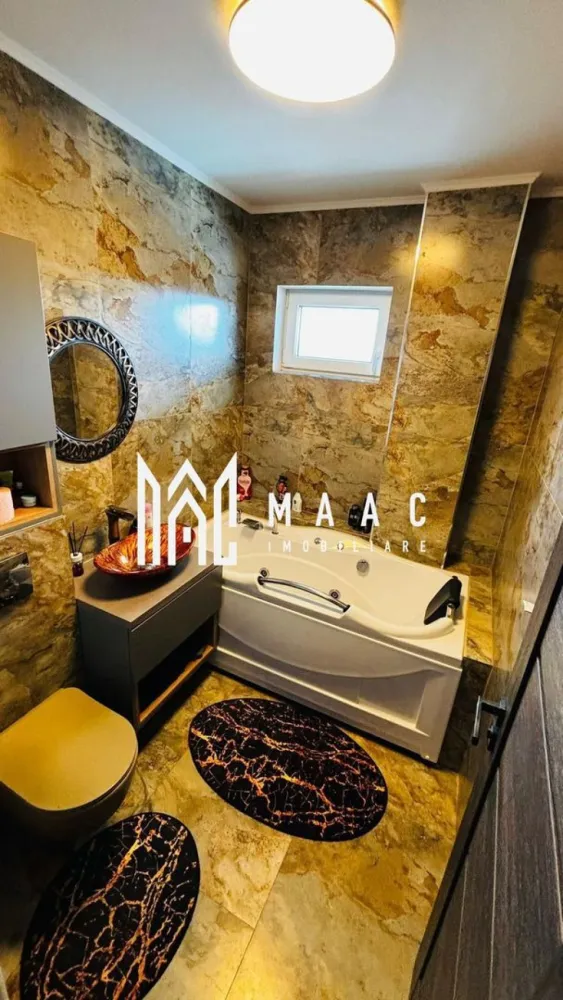 Apartament 3 camere I 2 bai I Modern I Parcare inclusa - MAAC Imobiliare vă oferă spre vânzare un apartament modern și generos cu 3 camere, situat la etajul 3 din 4, într-un imobil construit de renumitul dezvoltator Conlan, într-o zonă apreciată pentru confortul oferit și accesul facil către principalele puncte de interes.

Detalii generale

Suprafață utilă totală: 76 mp

Etaj: 3 din 4

Orientare: vestică

Loc de parcare: inclus în preț

Compartimentare

Apartamentul beneficiază de o compartimentare practică și echilibrată, fiind ideal pentru o familie sau pentru cei care își doresc mai mult spațiu și confort.

Locuința este compusă din:

Living luminos cu bucătărie open-space

2 dormitoare confortabile

2 băi

2 balcoane cu suprafață totală de 8 mp

Dotări și beneficii

Un avantaj important îl reprezintă locul de parcare inclus în preț, oferind un plus de confort și siguranță.

Apartamentul se vinde parțial mobilat și utilat, fără:

Televizor

Mașină de spălat rufe

Uscător

Acest aspect vă oferă posibilitatea de a personaliza spațiul după propriile preferințe.

Avantaje

Imobil construit de Conlan, dezvoltator recunoscut pentru calitate

Etaj 3/4 – poziționare ideală pentru confort și intimitate

Orientare vestică, cu lumină naturală generoasă

Living spațios cu bucătărie open-space

2 dormitoare confortabile

2 băi pentru un plus de funcționalitate

2 balcoane (8 mp) pentru relaxare

Loc de parcare inclus

Suprafață utilă totală: 76 mp

Pentru mai multe detalii precizați ca ați văzut anunțul cu ID CP3161821