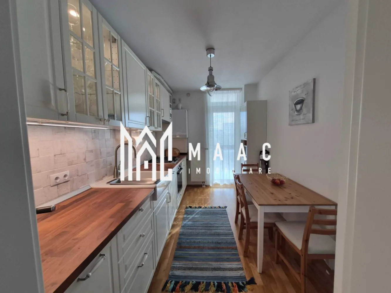 Apartament 4 Camere | 90 MPU | Balcon 14 MP | Parcare - MAAC Imobiliare vă propune spre vânzare un apartament spațios și luminos, situat într-o zonă centrală apreciată, în cadrul unui ansamblu rezidențial modern ce beneficiază de parc privat și zone verzi amenajate. Proprietatea reprezintă alegerea ideală pentru o familie care își dorește confort, accesibilitate și un mediu liniștit.

Caracteristici principale

Suprafață utilă: 90 mp
Balcon: 14 mp
Boxă de depozitare: 3,3 mp
Loc de parcare dedicat
Ansamblu rezidențial cu parc privat și spații verzi

Compartimentare
Living
3 dormitoare
Bucătărie separată
2 băi
2 holuri
Balcon cu acces din zona de zi

Avantaje și beneficii
Loc de parcare inclus
Boxă pentru depozitare
Mediu rezidențial liniștit și bine întreținut

Localizare

Amplasat într-o zonă centrală, cu acces rapid către școli, grădinițe, magazine, centre comerciale și mijloace de transport în comun.

Pentru mai multe detalii și programarea unei vizionări, vă rugăm să contactați echipa MAAC Imobiliare și să menționați ID-ul proprietății: CP3136517.