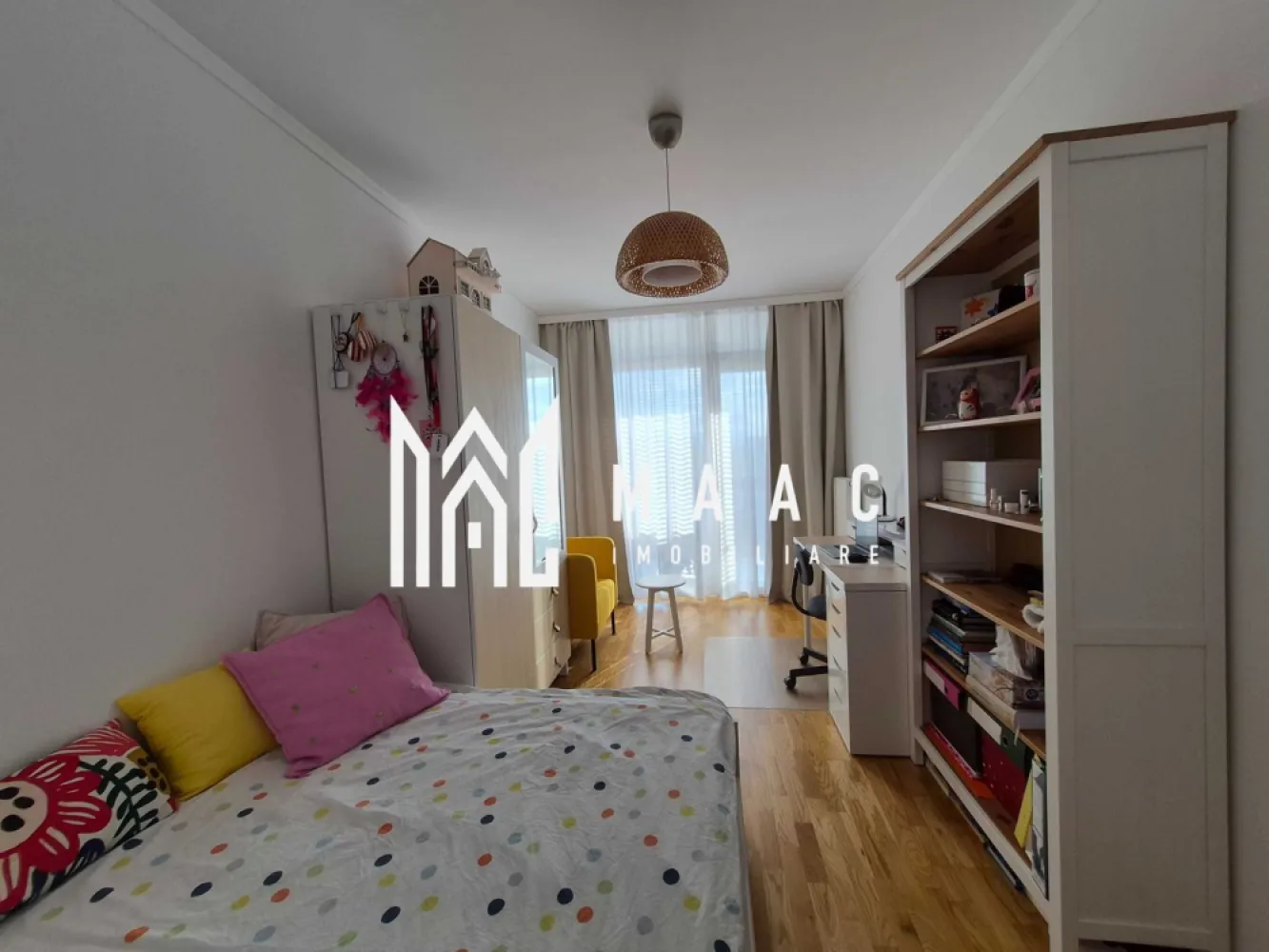 Apartament 4 Camere | 90 MPU | Balcon 14 MP | Parcare - MAAC Imobiliare vă propune spre vânzare un apartament spațios și luminos, situat într-o zonă centrală apreciată, în cadrul unui ansamblu rezidențial modern ce beneficiază de parc privat și zone verzi amenajate. Proprietatea reprezintă alegerea ideală pentru o familie care își dorește confort, accesibilitate și un mediu liniștit.

Caracteristici principale

Suprafață utilă: 90 mp
Balcon: 14 mp
Boxă de depozitare: 3,3 mp
Loc de parcare dedicat
Ansamblu rezidențial cu parc privat și spații verzi

Compartimentare
Living
3 dormitoare
Bucătărie separată
2 băi
2 holuri
Balcon cu acces din zona de zi

Avantaje și beneficii
Loc de parcare inclus
Boxă pentru depozitare
Mediu rezidențial liniștit și bine întreținut

Localizare

Amplasat într-o zonă centrală, cu acces rapid către școli, grădinițe, magazine, centre comerciale și mijloace de transport în comun.

Pentru mai multe detalii și programarea unei vizionări, vă rugăm să contactați echipa MAAC Imobiliare și să menționați ID-ul proprietății: CP3136517.