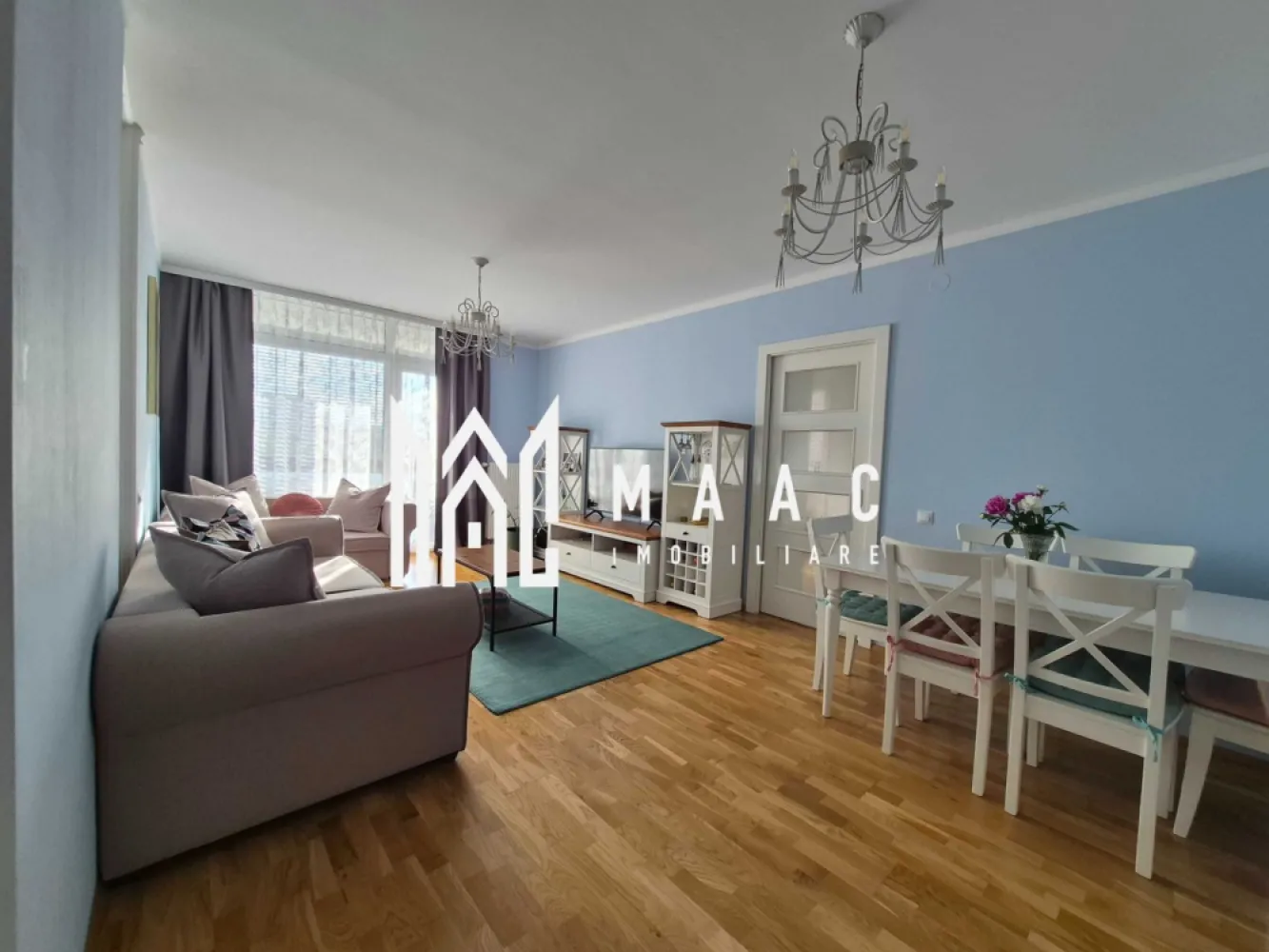 Apartament 4 Camere | 90 MPU | Balcon 14 MP | Parcare - MAAC Imobiliare vă propune spre vânzare un apartament spațios și luminos, situat într-o zonă centrală apreciată, în cadrul unui ansamblu rezidențial modern ce beneficiază de parc privat și zone verzi amenajate. Proprietatea reprezintă alegerea ideală pentru o familie care își dorește confort, accesibilitate și un mediu liniștit.

Caracteristici principale

Suprafață utilă: 90 mp
Balcon: 14 mp
Boxă de depozitare: 3,3 mp
Loc de parcare dedicat
Ansamblu rezidențial cu parc privat și spații verzi

Compartimentare
Living
3 dormitoare
Bucătărie separată
2 băi
2 holuri
Balcon cu acces din zona de zi

Avantaje și beneficii
Loc de parcare inclus
Boxă pentru depozitare
Mediu rezidențial liniștit și bine întreținut

Localizare

Amplasat într-o zonă centrală, cu acces rapid către școli, grădinițe, magazine, centre comerciale și mijloace de transport în comun.

Pentru mai multe detalii și programarea unei vizionări, vă rugăm să contactați echipa MAAC Imobiliare și să menționați ID-ul proprietății: CP3136517.