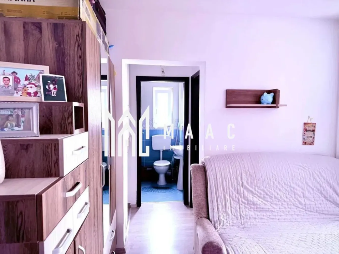 Apartament 2 camere | Etaj 2 | Balcon | Parcare | Belvedere - MAAC Imobiliare vă prezintă spre vânzare un apartament cu 2 camere, intr-un imobil tip vilă cu regim de înălțime P+3, construit în anul 2015, situat în cartierul Belvedere Residence din Turnișor.

Compartimentare:
Living cu bucătărie open-space
Dormitor
Baie
Hol
Debara
Balcon.

Locuința este pregătită pentru mutare imediată:
Gresie și faianță
Parchet
Ușă metalică la intrare
Aer condiționat Gree aflat în garanție

Apartamentul se vinde complet mobilat și utilat, exact ca în fotografii, oferind viitorului proprietar avantajul unei investiții fără costuri suplimentare de amenajare.

Situat într-o zonă liniștită și bine conectată la principalele puncte de interes ale orașului, apartamentul este ideal pentru o persoană singură, un cuplu tânăr sau pentru cei care caută o proprietate cu randament bun la închiriere.

Pentru mai multe detalii sau pentru programarea unei vizionări, vă rugăm să ne contactați specificând ID: CP3132258