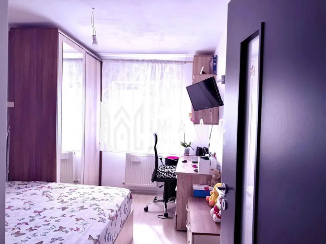 Apartament 2 camere | Etaj 2 | Balcon | Parcare | Belvedere - MAAC Imobiliare vă prezintă spre vânzare un apartament cu 2 camere, intr-un imobil tip vilă cu regim de înălțime P+3, construit în anul 2015, situat în cartierul Belvedere Residence din Turnișor.

Compartimentare:
Living cu bucătărie open-space
Dormitor
Baie
Hol
Debara
Balcon.

Locuința este pregătită pentru mutare imediată:
Gresie și faianță
Parchet
Ușă metalică la intrare
Aer condiționat Gree aflat în garanție

Apartamentul se vinde complet mobilat și utilat, exact ca în fotografii, oferind viitorului proprietar avantajul unei investiții fără costuri suplimentare de amenajare.

Situat într-o zonă liniștită și bine conectată la principalele puncte de interes ale orașului, apartamentul este ideal pentru o persoană singură, un cuplu tânăr sau pentru cei care caută o proprietate cu randament bun la închiriere.

Pentru mai multe detalii sau pentru programarea unei vizionări, vă rugăm să ne contactați specificând ID: CP3132258