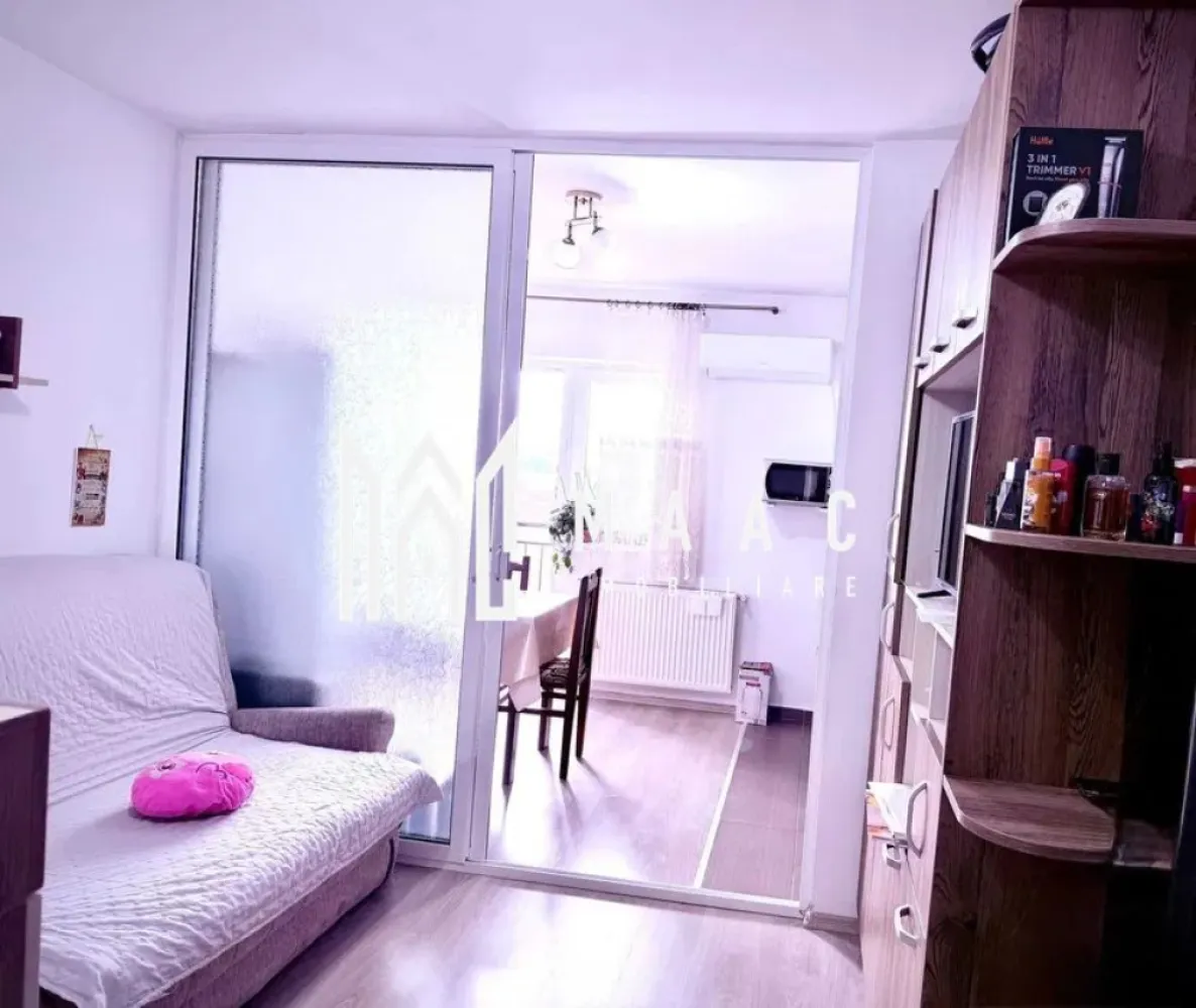Apartament 2 camere | Etaj 2 | Balcon | Parcare | Belvedere - MAAC Imobiliare vă prezintă spre vânzare un apartament cu 2 camere, intr-un imobil tip vilă cu regim de înălțime P+3, construit în anul 2015, situat în cartierul Belvedere Residence din Turnișor.

Compartimentare:
Living cu bucătărie open-space
Dormitor
Baie
Hol
Debara
Balcon.

Locuința este pregătită pentru mutare imediată:
Gresie și faianță
Parchet
Ușă metalică la intrare
Aer condiționat Gree aflat în garanție

Apartamentul se vinde complet mobilat și utilat, exact ca în fotografii, oferind viitorului proprietar avantajul unei investiții fără costuri suplimentare de amenajare.

Situat într-o zonă liniștită și bine conectată la principalele puncte de interes ale orașului, apartamentul este ideal pentru o persoană singură, un cuplu tânăr sau pentru cei care caută o proprietate cu randament bun la închiriere.

Pentru mai multe detalii sau pentru programarea unei vizionări, vă rugăm să ne contactați specificând ID: CP3132258