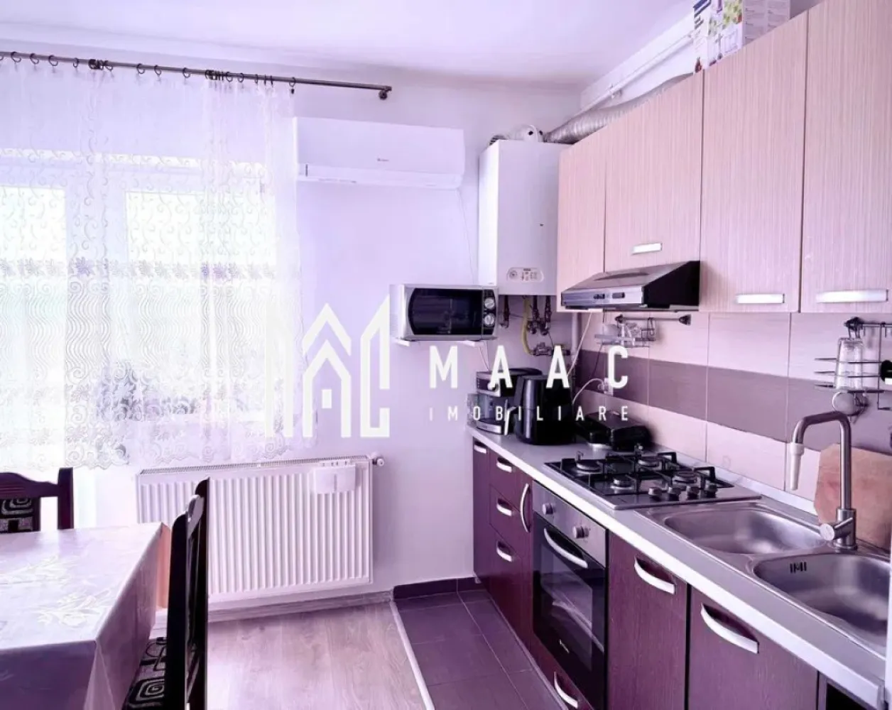 Apartament 2 camere | Etaj 2 | Balcon | Parcare | Belvedere - MAAC Imobiliare vă prezintă spre vânzare un apartament cu 2 camere, intr-un imobil tip vilă cu regim de înălțime P+3, construit în anul 2015, situat în cartierul Belvedere Residence din Turnișor.

Compartimentare:
Living cu bucătărie open-space
Dormitor
Baie
Hol
Debara
Balcon.

Locuința este pregătită pentru mutare imediată:
Gresie și faianță
Parchet
Ușă metalică la intrare
Aer condiționat Gree aflat în garanție

Apartamentul se vinde complet mobilat și utilat, exact ca în fotografii, oferind viitorului proprietar avantajul unei investiții fără costuri suplimentare de amenajare.

Situat într-o zonă liniștită și bine conectată la principalele puncte de interes ale orașului, apartamentul este ideal pentru o persoană singură, un cuplu tânăr sau pentru cei care caută o proprietate cu randament bun la închiriere.

Pentru mai multe detalii sau pentru programarea unei vizionări, vă rugăm să ne contactați specificând ID: CP3132258