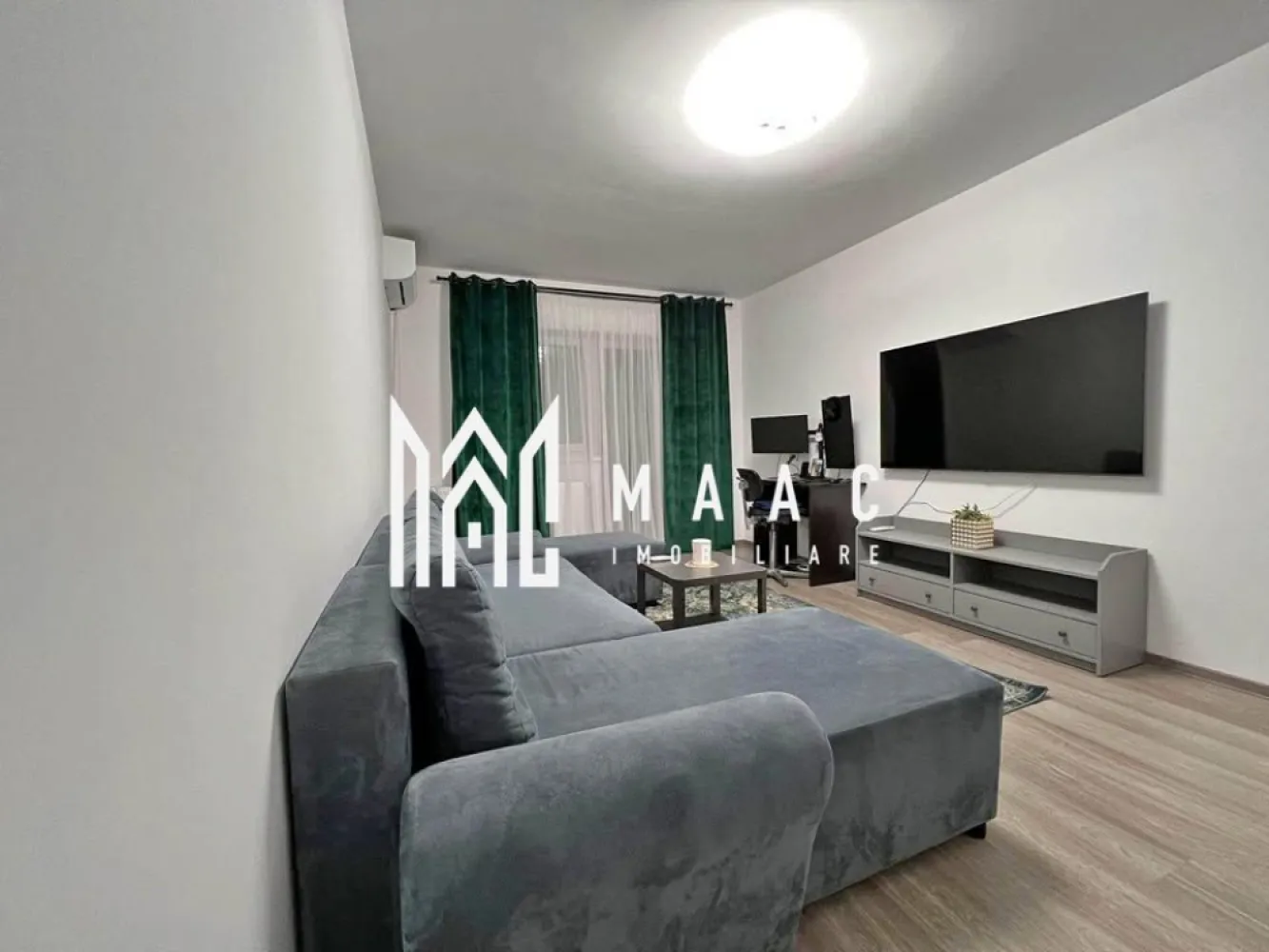Apartament 2 camere | Mobilat și utilat | Etaj 2 | Arhitecților - Maac Imobiliare prezintă un apartament cu 2 camere decomandat, situat într-una dintre cele mai liniștite și apreciate zone rezidențiale ale orașului Sibiu – Calea Cisnădiei, în zona Arhitecților. Locuința este ideală atât pentru rezidență proprie, cât și pentru investiție, datorită poziționării într-un cartier în continuă dezvoltare și a accesului facil către oraș. Apartamentul are o suprafață utilă de 55 mp și este situat la etajul 2 din 3 al unui imobil construit în 2019, într-un ansamblu modern, cu străzi asfaltate și infrastructură completă. Locuința se vinde exact cum se prezintă în poze – complet mobilată și utilată, inclusiv cu aer condiționat și electrocasnice de calitate, ceea ce înseamnă că este gata de mutat sau de închiriat imediat. Compartimentarea este practică și funcțională: • Living luminos, amenajat modern • Dormitor confortabil, cu mobilier de calitate • Bucătărie separată, complet utilată • Baie spațioasă, cu finisaje contemporane • Balcon cu acces din living – perfect pentru momente de relaxare Dotări și avantaje: • Mobilier și electrocasnice incluse în preț • Aer condiționat • Centrală termică proprie și geamuri termopan • Clasă energetică A – eficiență și costuri reduse • Etaj intermediar (2 din 3) – poziție excelentă în bloc • Bloc construit în 2019 – standarde moderne Zona Arhitecților oferă numeroase facilități: • Acces rapid către oraș prin Calea Cisnădiei • Străzi asfaltate și iluminat public • Stație de autobuz în apropiere • Supermarket Lidl și alte magazine la câteva minute • Cartier în dezvoltare, cu infrastructură nouă și vecinătate selectă 📞 Pentru mai multe detalii, vă rugăm să menționați telefonic ID-ul anunțului: CP2898764 }}