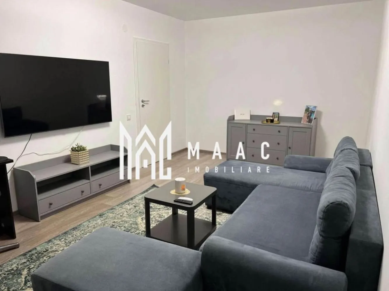 Apartament 2 camere | Mobilat și utilat | Etaj 2 | Arhitecților - Maac Imobiliare prezintă un apartament cu 2 camere decomandat, situat într-una dintre cele mai liniștite și apreciate zone rezidențiale ale orașului Sibiu – Calea Cisnădiei, în zona Arhitecților. Locuința este ideală atât pentru rezidență proprie, cât și pentru investiție, datorită poziționării într-un cartier în continuă dezvoltare și a accesului facil către oraș. Apartamentul are o suprafață utilă de 55 mp și este situat la etajul 2 din 3 al unui imobil construit în 2019, într-un ansamblu modern, cu străzi asfaltate și infrastructură completă. Locuința se vinde exact cum se prezintă în poze – complet mobilată și utilată, inclusiv cu aer condiționat și electrocasnice de calitate, ceea ce înseamnă că este gata de mutat sau de închiriat imediat. Compartimentarea este practică și funcțională: • Living luminos, amenajat modern • Dormitor confortabil, cu mobilier de calitate • Bucătărie separată, complet utilată • Baie spațioasă, cu finisaje contemporane • Balcon cu acces din living – perfect pentru momente de relaxare Dotări și avantaje: • Mobilier și electrocasnice incluse în preț • Aer condiționat • Centrală termică proprie și geamuri termopan • Clasă energetică A – eficiență și costuri reduse • Etaj intermediar (2 din 3) – poziție excelentă în bloc • Bloc construit în 2019 – standarde moderne Zona Arhitecților oferă numeroase facilități: • Acces rapid către oraș prin Calea Cisnădiei • Străzi asfaltate și iluminat public • Stație de autobuz în apropiere • Supermarket Lidl și alte magazine la câteva minute • Cartier în dezvoltare, cu infrastructură nouă și vecinătate selectă 📞 Pentru mai multe detalii, vă rugăm să menționați telefonic ID-ul anunțului: CP2898764 }}